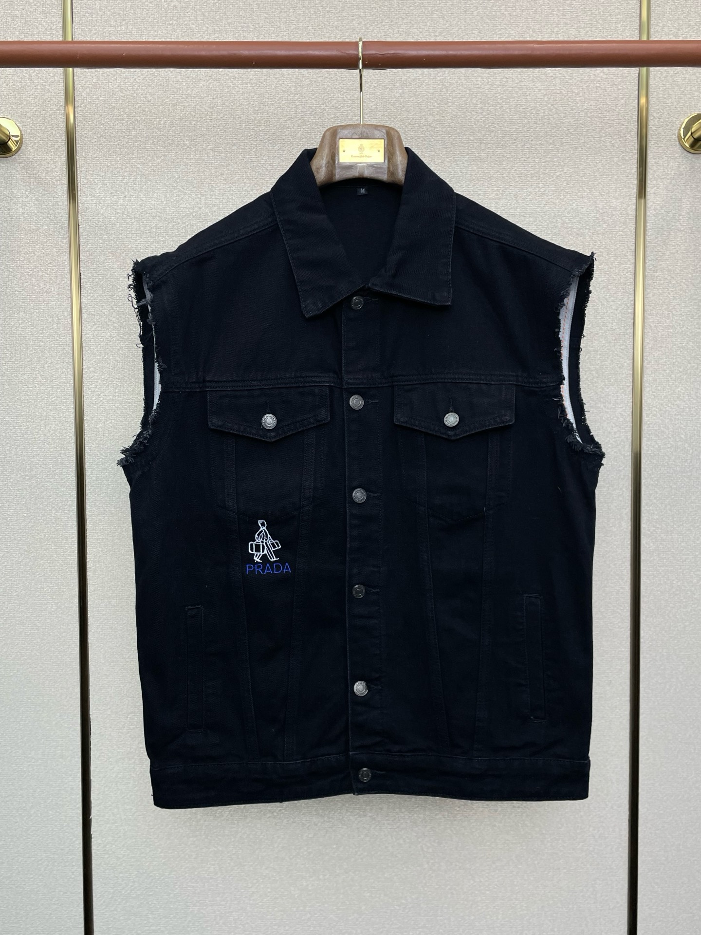 NO:649343,.Prada exclusively supplies new original men's casual denim vests. High-end customization. High version. Fashionable and versatile imported fabrics. Super soft and delicate feel. Skin-friendly and comfortable to wear. High-end boutique. The upper body is exquisitely made by the factory. A must-have item for men. Three complete standards. Size M-3XL,, prada, prada, alexander wang19860909.Prada普拉达独家专供新款原单男士休闲牛仔马甲 高端定制 高版本 时尚百搭爆款进口面料 手感超柔软细腻 穿着亲肤舒适 高端精品 代工厂精细做上身非常赞 男士必备单品 三标齐全 码数M-3XL,,prada,prada,alexander wang,Men's clothing