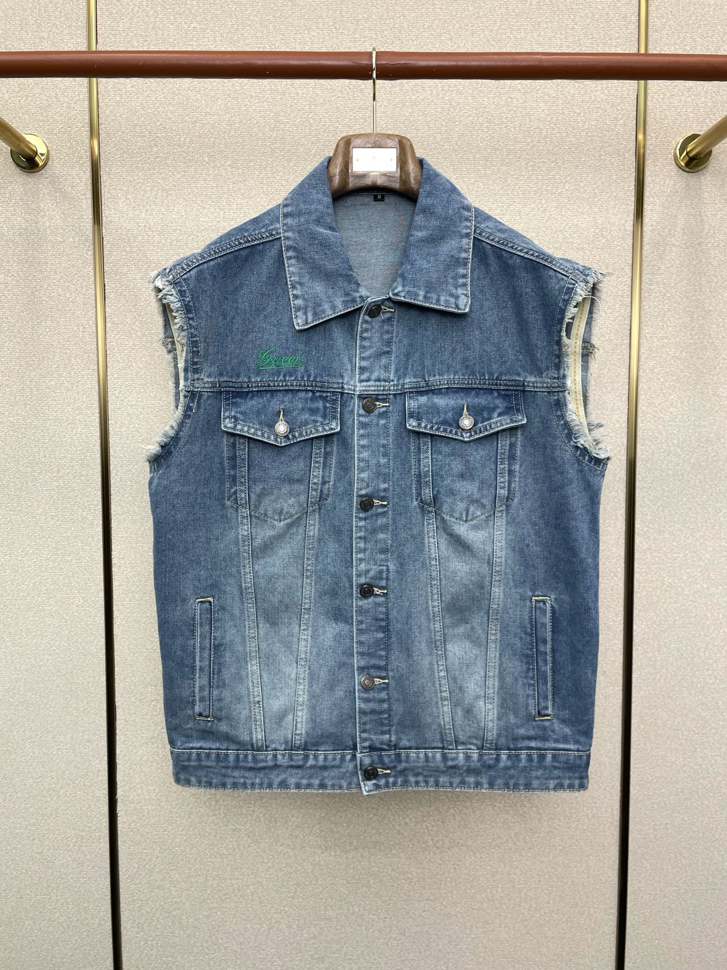 NO:652006,.Gucci Gucci exclusively supplies the new original men's casual denim vest. High-end customization. High version. Fashionable and versatile imported fabrics. Super soft and delicate feel. Skin-friendly and comfortable to wear. High-end boutique. The upper body is exquisitely made by the factory. A must-have item for men. Three complete standards. Size M-3XL,,gucci,gucci,alexander wang19860909.Gucci古驰独家专供新款原单男士休闲牛仔马甲 高端定制 高版本 时尚百搭爆款进口面料 手感超柔软细腻 穿着亲肤舒适 高端精品 代工厂精细做上身非常赞 男士必备单品 三标齐全 码数M-3XL,,gucci,gucci,alexander wang,Men's clothing