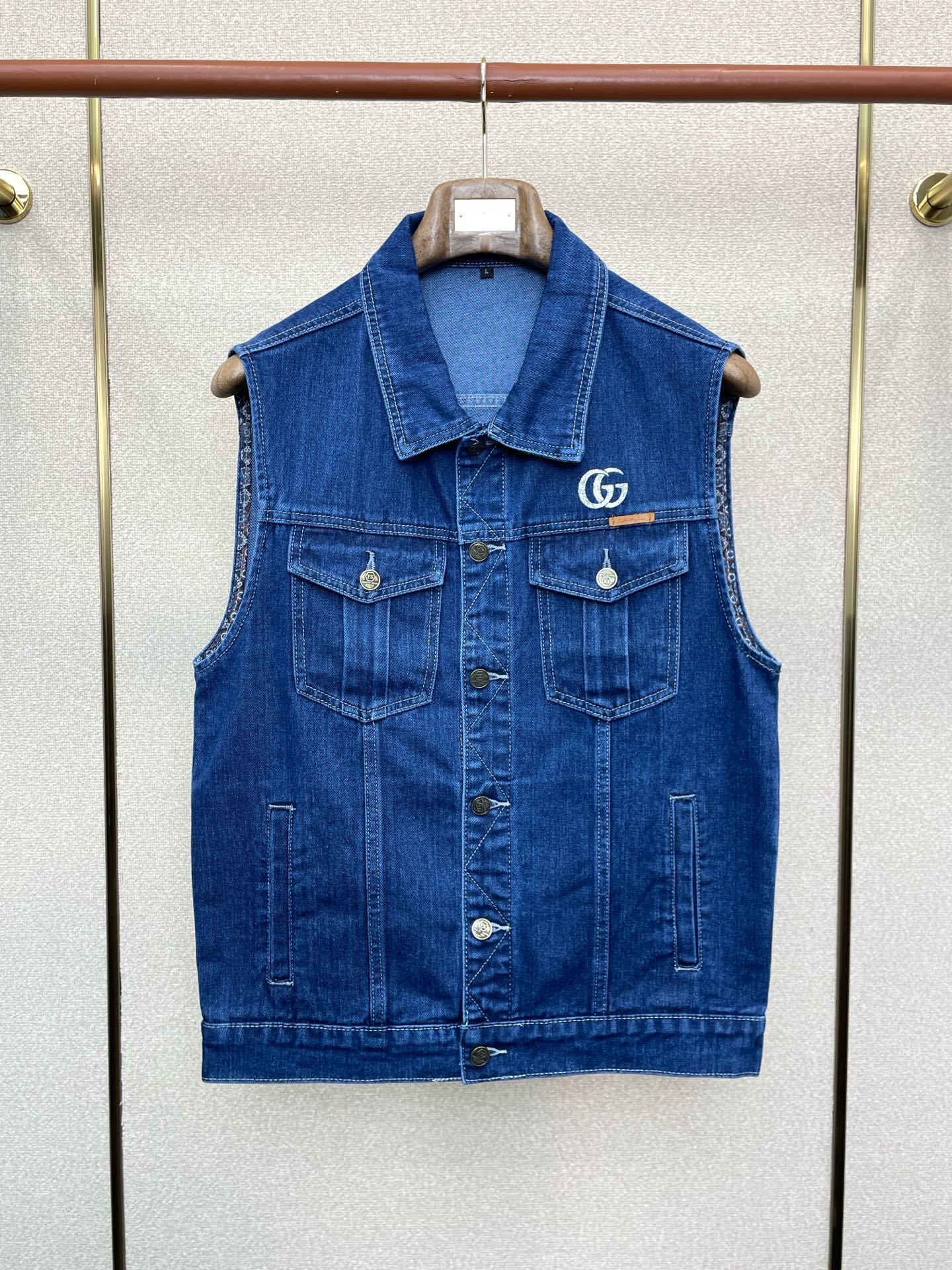 NO:649370,.Gucci Gucci exclusively supplies the new original men's casual denim vest. High-end customization. High version. Fashionable and versatile imported fabrics. Super soft and delicate feel. Skin-friendly and comfortable to wear. High-end boutique. The upper body is exquisitely made by the factory. A must-have item for men. Three complete standards. Size M-3XL,,gucci,gucci,alexander wang19860909.Gucci古驰独家专供新款原单男士休闲牛仔马甲 高端定制 高版本 时尚百搭爆款进口面料 手感超柔软细腻 穿着亲肤舒适 高端精品 代工厂精细做上身非常赞 男士必备单品 三标齐全 码数M-3XL,,gucci,gucci,alexander wang,Men's clothing