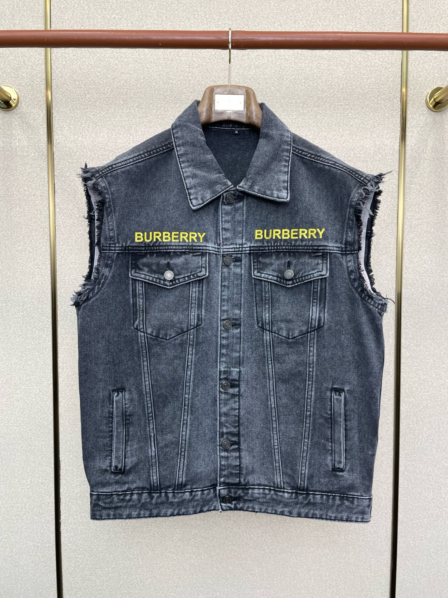 NO:652012,.Burberry exclusively supplies new original men's casual denim vests. High-end customization. High version. Fashionable and versatile imported fabrics. Super soft and delicate feel. Skin-friendly and comfortable to wear. High-end boutique. The upper body is finely made by the factory. It is a must-have item for men. Three standards are complete. Size M-3XL,,burberry,burberry,alexander wang19860909.Burberry巴宝莉独家专供新款原单男士休闲牛仔马甲 高端定制 高版本 时尚百搭爆款进口面料 手感超柔软细腻 穿着亲肤舒适 高端精品 代工厂精细做上身非常赞 男士必备单品 三标齐全 码数M-3XL,,burberry,burberry,alexander wang,Men's clothing