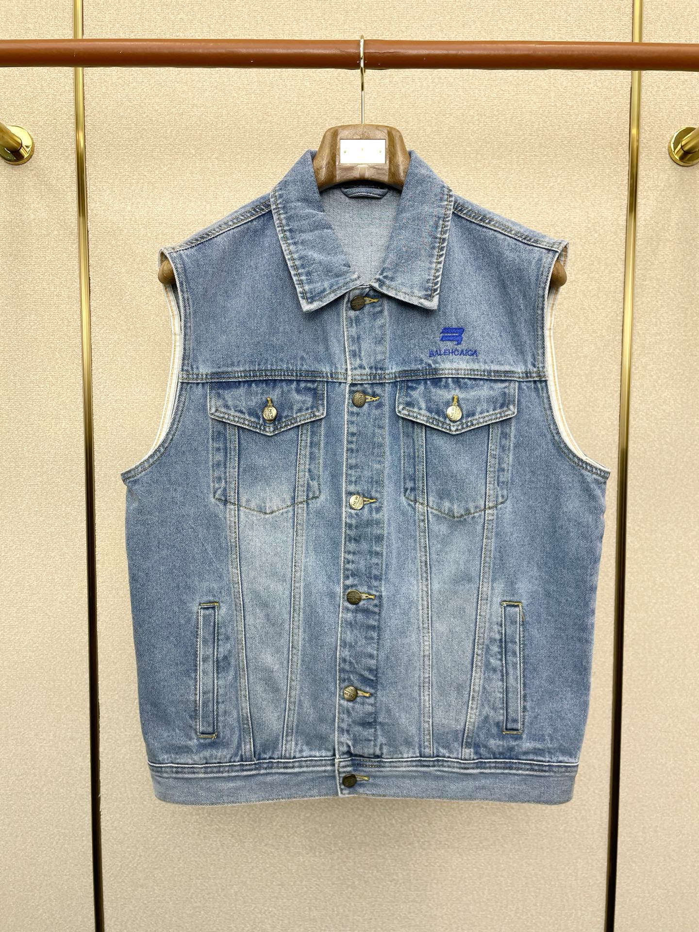 NO:649358,.Balenciaga exclusively supplies new original men's casual denim vests. High-end customization. High version. Fashionable and versatile imported fabrics. Super soft and delicate feel. Skin-friendly and comfortable to wear. High-end boutique. The upper body is finely made by the factory. It is a must-have item for men. Three standards are complete. Size M-3XL,,balenciaga,balenciaga,alexander wang19860909.Balenciaga巴黎世家独家专供新款原单男士休闲牛仔马甲 高端定制 高版本 时尚百搭爆款进口面料 手感超柔软细腻 穿着亲肤舒适 高端精品 代工厂精细做上身非常赞 男士必备单品 三标齐全 码数M-3XL,,balenciaga,balenciaga,alexander wang,Men's clothing
