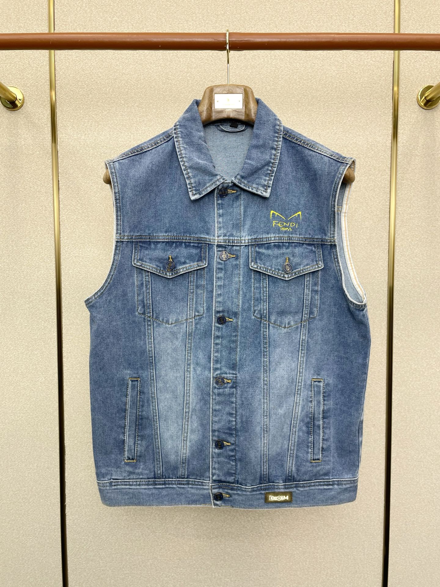 NO:652018,.FENDI Fendi exclusively provides new original men's casual denim vests. High-end customization. High version. Fashionable and versatile imported fabrics. Super soft and delicate feel. Skin-friendly and comfortable to wear. High-end boutique. The upper body is exquisitely made by the factory. A must-have item for men. Three standards are complete. Size M-3XL,,fendi,fendi,alexander wang19860909.FENDI芬迪独家专供新款原单男士休闲牛仔马甲 高端定制 高版本 时尚百搭爆款进口面料 手感超柔软细腻 穿着亲肤舒适 高端精品 代工厂精细做上身非常赞 男士必备单品 三标齐全 码数M-3XL,,fendi,fendi,alexander wang,Men's clothing