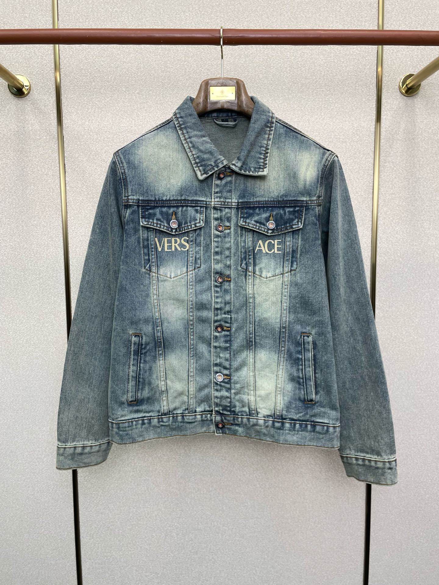 NO:652023,.VERSACE Versace exclusively provides new original men's casual denim jackets. High-end customization. High version. Fashionable and versatile imported fabrics. Super soft and delicate feel. Skin-friendly and comfortable to wear. High-end boutique. The upper body is finely made by the factory. It is a must-have item for men. Three standards are complete. Size M-3XL,,versace,versace,jackets & coats,alexander wang19860909.VERSACE范思哲独家专供新款原单男士休闲牛仔外套 高端定制 高版本 时尚百搭爆款进口面料 手感超柔软细腻 穿着亲肤舒适 高端精品 代工厂精细做上身非常赞 男士必备单品 三标齐全 码数M-3XL,,versace,versace,jackets & coats,alexander wang,Men's clothing