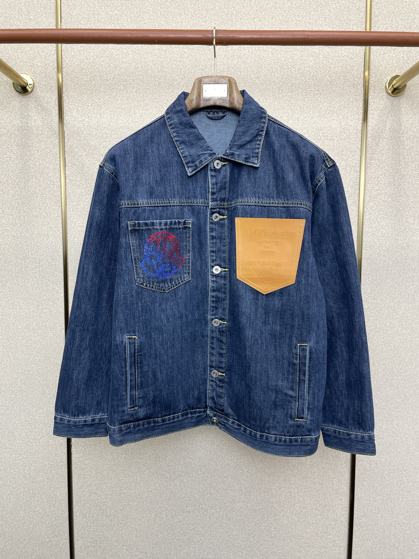 NO:649332,.Moncler exclusively offers new original men's casual denim jackets. High-end customization. High version. Fashionable and versatile imported fabrics. Super soft and delicate feel. Skin-friendly and comfortable to wear. High-end boutique. The upper body is finely made by the factory. It is a must-have item for men. Complete three standards. Size M-3XL, Moncler, jackets & coats, alexander wang19860909.Moncler蒙口独家专供新款原单男士休闲牛仔外套 高端定制 高版本 时尚百搭爆款进口面料 手感超柔软细腻 穿着亲肤舒适 高端精品 代工厂精细做上身非常赞 男士必备单品 三标齐全 码数M-3XL,,Moncler,jackets & coats,alexander wang,Men's clothing