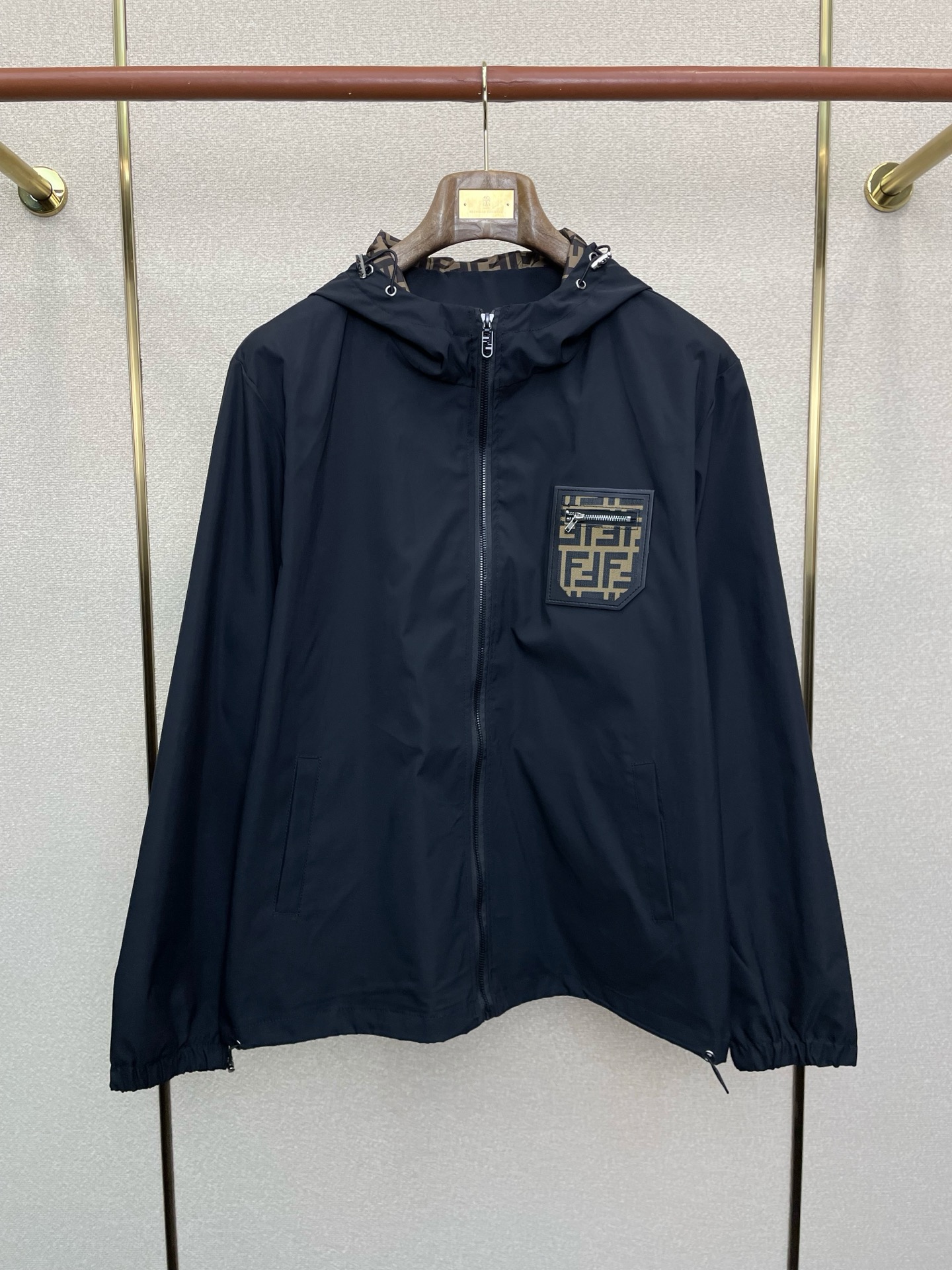 NO:649350,.FENDI Fendi exclusively provides the latest fashionable hooded jackets, jackets with classic design and great looks. The quality is impeccable and quality control allows you to buy it directly. It is a high-end product that cannot be faulted! You can feel its powerful aura through the detailed pictures. It has a remarkable effect of gathering heat and keeping warm, so you don’t have to worry about getting a little chilly! Both fashionable and functional, the whole style looks more luxurious! Size M-3XL,,fendi,fendi,jackets & coats,jackets & coats,hats,alexander wang19860909.FENDI芬迪独家专供最新时尚连帽夹克,经典设计感与颜值爆棚的外套,品质更是无法挑剔品控可以直接入手,不容过错的高端臻品！通过细节图片便可感受到它强悍的气场,聚温保暖效果显著,完全不用担心会有一点寒意！时尚与功能性兼备,整款显得更加的奢华大气！ 尺码M-3XL,,fendi,fendi,jackets & coats,jackets & coats,hats,alexander wang,Men's clothing