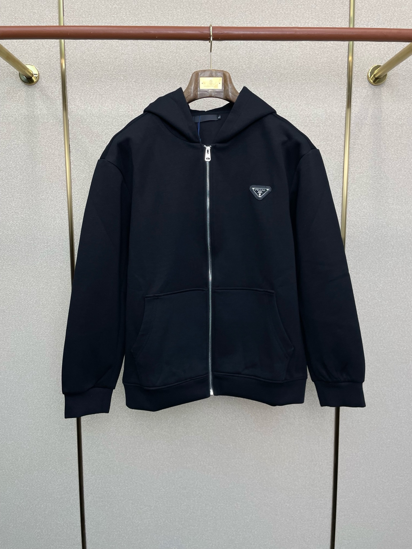 NO:649378,.Prada exclusively provides the latest fashionable hooded jackets, jackets with classic design and great looks. The quality is impeccable and quality control allows you to buy it directly. It is a high-end product that cannot be faulted! You can feel its powerful aura through the detailed pictures. It has a remarkable effect of gathering heat and keeping warm, so you don’t have to worry about getting a little chilly! Both fashionable and functional, the whole style looks more luxurious! Size M-3XL,,prada,prada,jackets & coats,jackets & coats,hats,alexander wang19860909.Prada普拉达独家专供最新时尚连帽夹克,经典设计感与颜值爆棚的外套,品质更是无法挑剔品控可以直接入手,不容过错的高端臻品！通过细节图片便可感受到它强悍的气场,聚温保暖效果显著,完全不用担心会有一点寒意！时尚与功能性兼备,整款显得更加的奢华大气！ 尺码M-3XL,,prada,prada,jackets & coats,jackets & coats,hats,alexander wang,Men's clothing