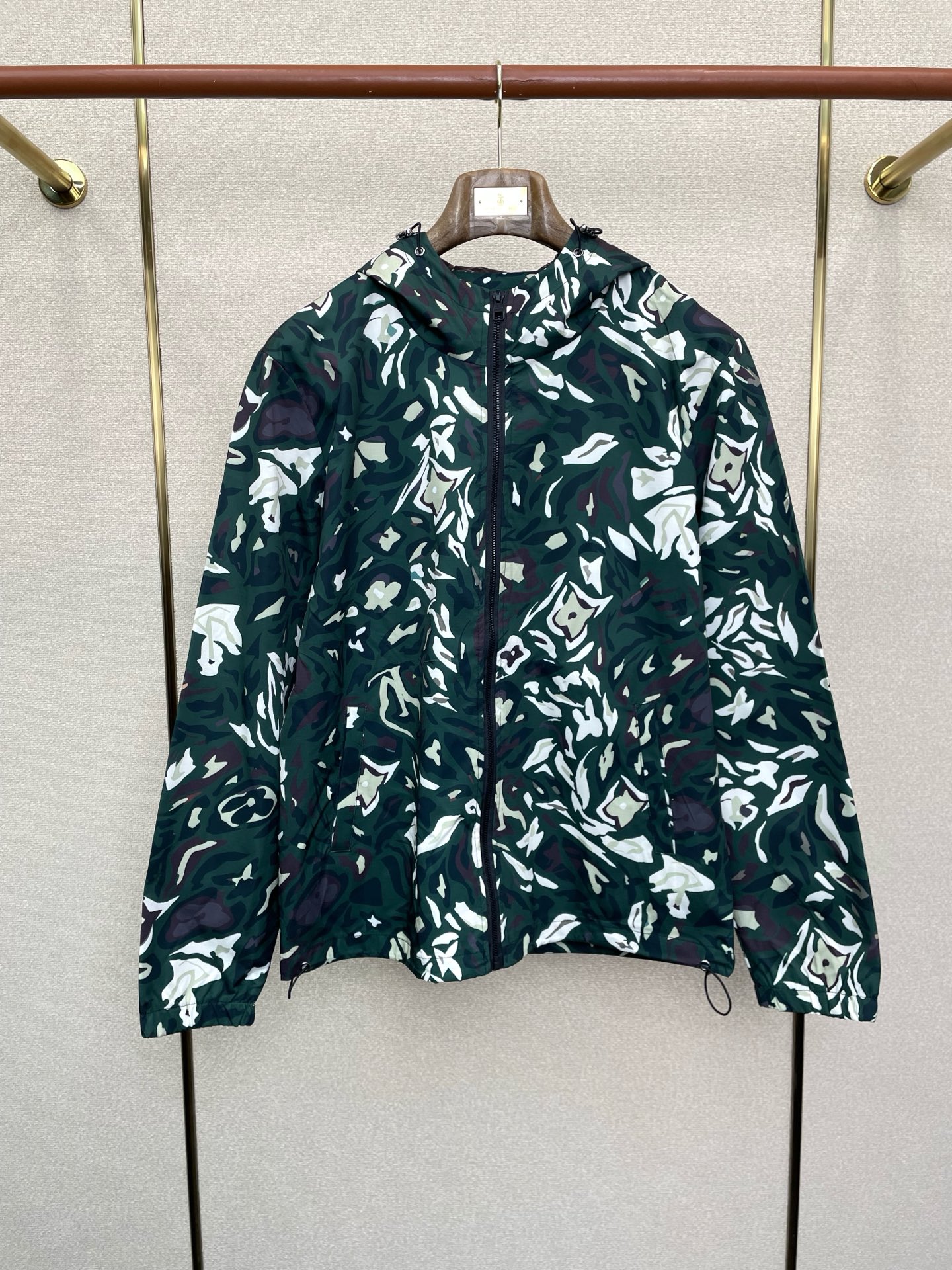 NO:649339,.Louis Vuitton exclusively provides the latest fashionable hooded jackets, jackets with classic design and great looks. The quality is impeccable and quality control allows you to buy it directly. It is a high-end product that cannot be faulted! You can feel its powerful aura through the detailed pictures. It has a remarkable effect of gathering heat and keeping warm, so you don’t have to worry about getting a little chilly! Both fashionable and functional, the whole style looks more luxurious! Size M-3XL,,louis vuitton,louis vuitton,jackets & coats,jackets & coats,hats,alexander wang19860909.Louis Vuitton路易威登独家专供最新时尚连帽夹克,经典设计感与颜值爆棚的外套,品质更是无法挑剔品控可以直接入手,不容过错的高端臻品！通过细节图片便可感受到它强悍的气场,聚温保暖效果显著,完全不用担心会有一点寒意！时尚与功能性兼备,整款显得更加的奢华大气！ 尺码M-3XL,,louis vuitton,louis vuitton,jackets & coats,jackets & coats,hats,alexander wang,Men's clothing