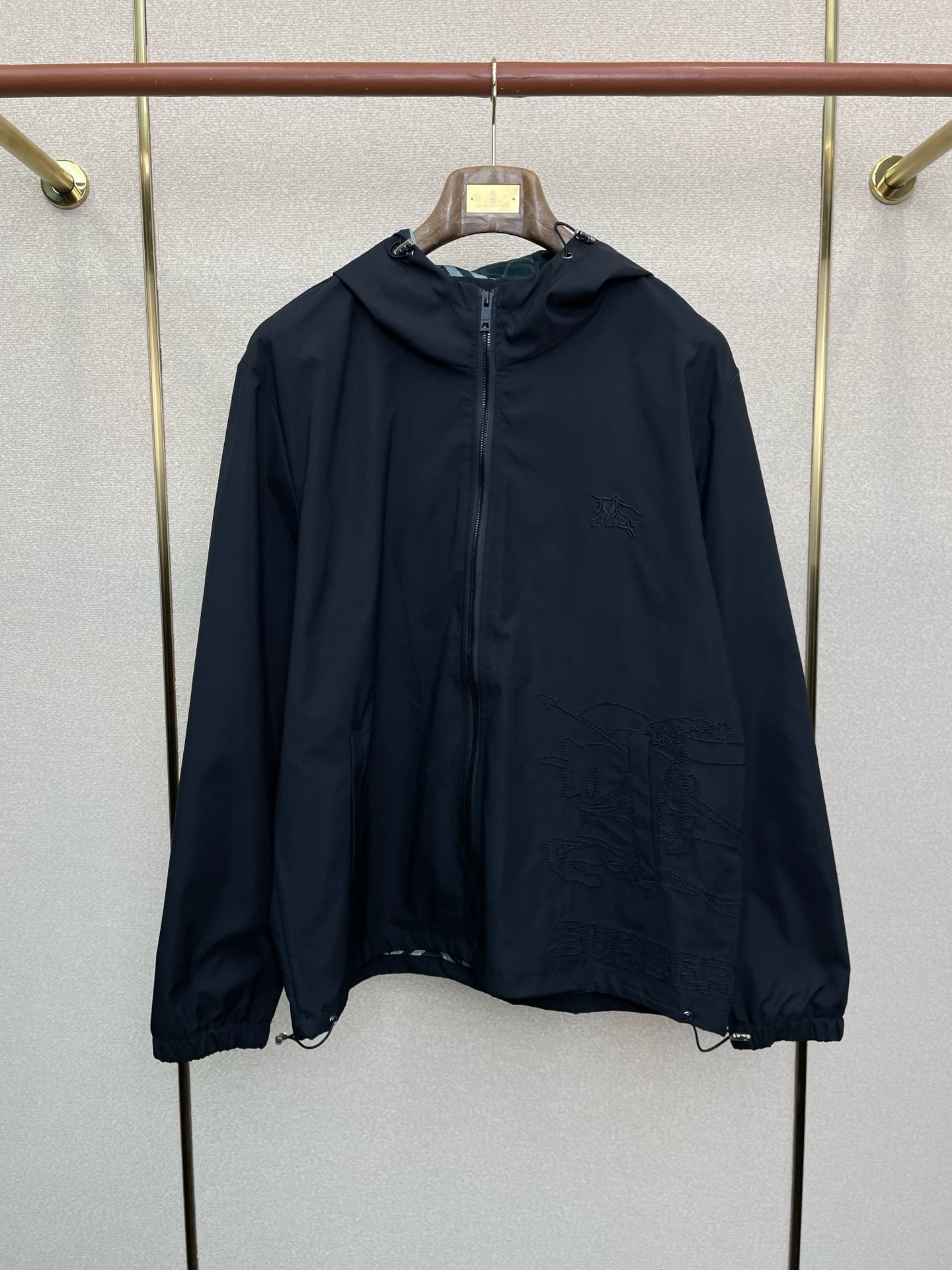 NO:649357,.Burberry exclusively provides the latest fashionable hooded jackets, jackets with classic design and great looks. The quality is impeccable and quality control allows you to buy it directly. It is a high-end product that cannot be faulted! You can feel its powerful aura through the detailed pictures. It has a remarkable effect of gathering heat and keeping warm, so you don’t have to worry about getting a little chilly! Both fashionable and functional, the whole style looks more luxurious! Size M-3XL,,burberry,burberry,jackets & coats,jackets & coats,hats,alexander wang19860909.Burberry巴宝莉独家专供最新时尚连帽夹克,经典设计感与颜值爆棚的外套,品质更是无法挑剔品控可以直接入手,不容过错的高端臻品！通过细节图片便可感受到它强悍的气场,聚温保暖效果显著,完全不用担心会有一点寒意！时尚与功能性兼备,整款显得更加的奢华大气！ 尺码M-3XL,,burberry,burberry,jackets & coats,jackets & coats,hats,alexander wang,Men's clothing