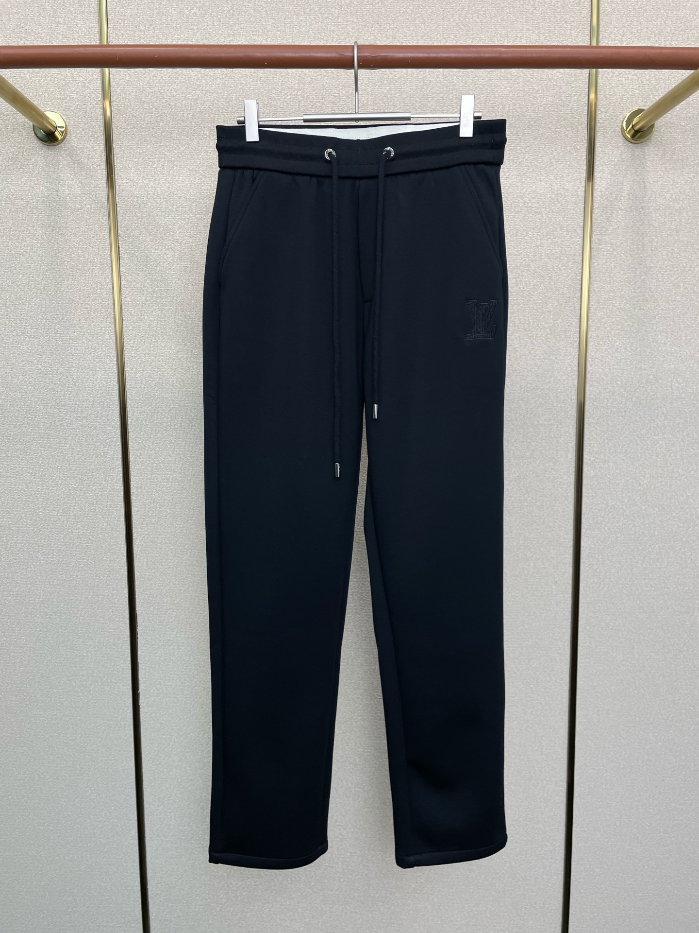 NO:649362,.Louis Vuitton Louis Vuitton exclusively offers new high-end version of casual pants!  Custom-made fabrics at the counter are highly breathable and comfortable, with impeccable details and brand element design concepts, reflecting high quality. It feels delicate and soft!  It presents a casual cut and the upper body shape is awesome!  Size: M-4XL,,louis vuitton,louis vuitton,alexander wang19860909.Louis Vuitton路易威登独家专供新款 休闲裤 高端版本！专柜定制面料 透气舒适度高,细节无可挑剔,品牌元素设计理念,体现高品质.手感细腻柔软！呈现休闲裁剪,上身版型超赞！码数: M-4XL,,louis vuitton,louis vuitton,alexander wang,Men's clothing