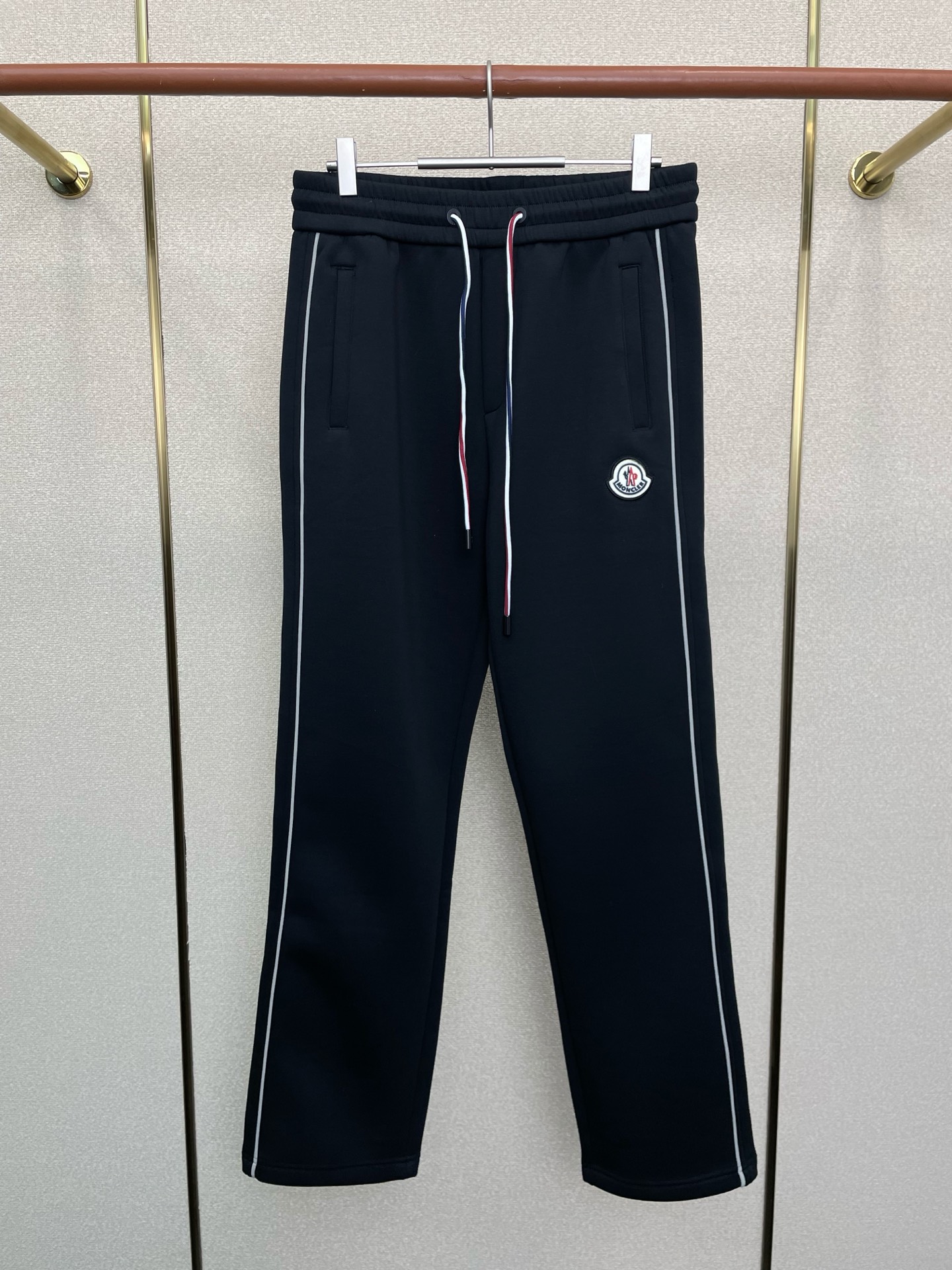 NO:649322,.Moncler only offers high-end version of new casual pants!  Custom-made fabrics at the counter are highly breathable and comfortable, with impeccable details and brand element design concepts, reflecting high quality. It feels delicate and soft!  It presents a casual cut and the upper body shape is awesome!  Size: M-4XL,,Moncler,alexander wang19860909.Moncler蒙口独家专供新款 休闲裤 高端版本！专柜定制面料 透气舒适度高,细节无可挑剔,品牌元素设计理念,体现高品质.手感细腻柔软！呈现休闲裁剪,上身版型超赞！码数: M-4XL,,Moncler,alexander wang,Men's clothing