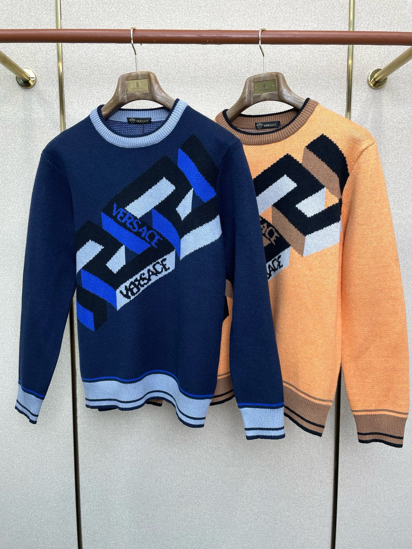 NO:651976,.VERSACE Versace exclusively provides new original men's casual pullover sweaters. High-end customization. High version. Fashionable and versatile imported fabrics. Super soft and delicate feel. Skin-friendly and comfortable to wear. High-end boutique. The upper body is finely made by the factory. It is a must-have item for men. Three standards are complete. Size M-3XL,,versace,versace,sweaters,alexander wang19860909.VERSACE范思哲独家专供新款原单男士休闲套头毛衣 高端定制 高版本 时尚百搭爆款进口面料 手感超柔软细腻 穿着亲肤舒适 高端精品 代工厂精细做上身非常赞 男士必备单品 三标齐全 码数M-3XL,,versace,versace,sweaters,alexander wang,Men's clothing