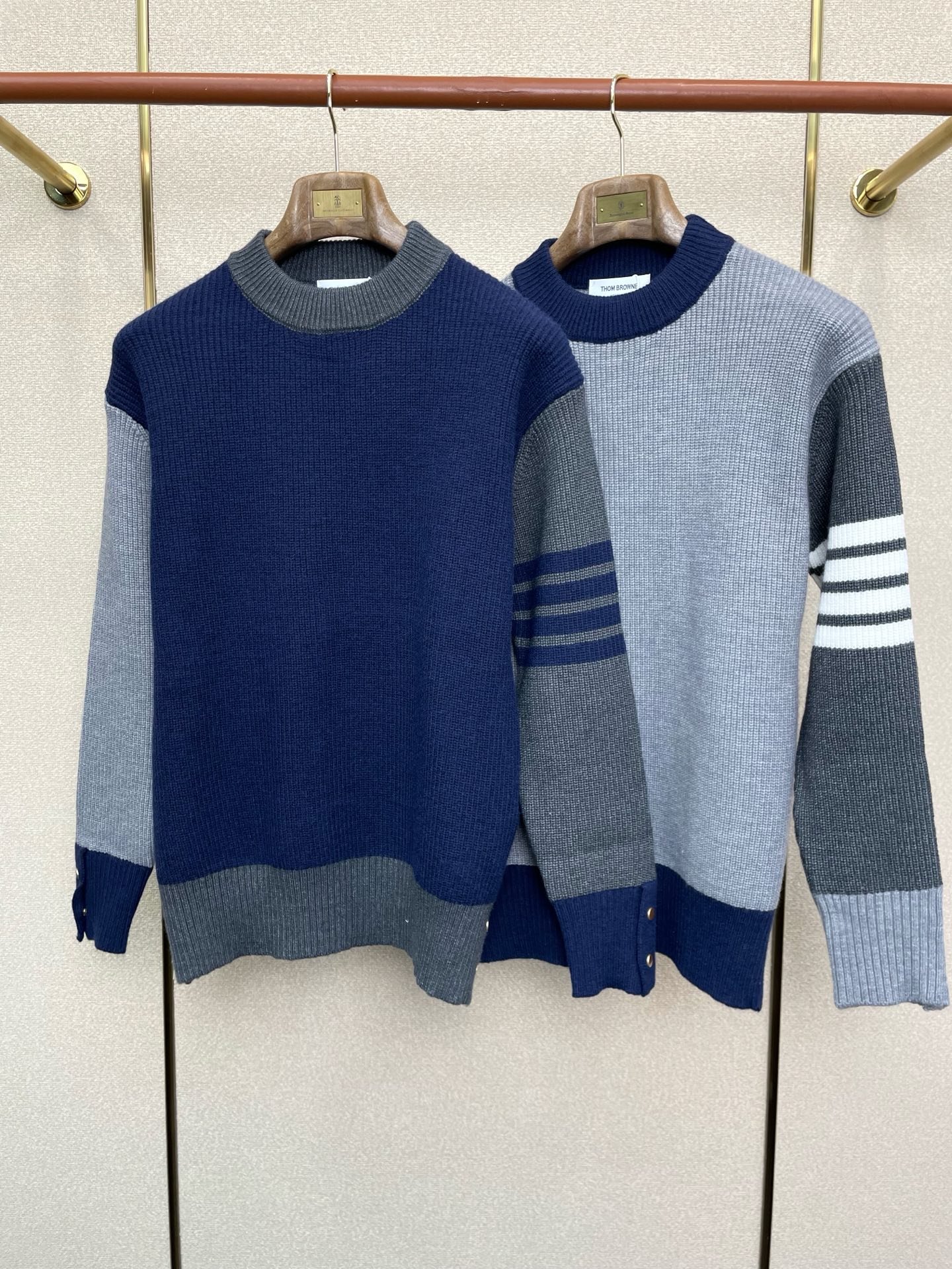 NO:649385,.Thom Browne exclusively provides new original men's casual pullover sweaters. High-end customization. High version. Fashionable and versatile imported fabrics. Super soft and delicate feel. Skin-friendly and comfortable to wear. High-end boutique. The upper body is finely made by the factory. It is a must-have item for men. Three standards are complete. Size M-3XL,,thom browne,sweaters,alexander wang19860909.Thom Browne汤姆布朗独家专供新款原单男士休闲套头毛衣 高端定制 高版本 时尚百搭爆款进口面料 手感超柔软细腻 穿着亲肤舒适 高端精品 代工厂精细做上身非常赞 男士必备单品 三标齐全 码数M-3XL,,thom browne,sweaters,alexander wang,Men's clothing