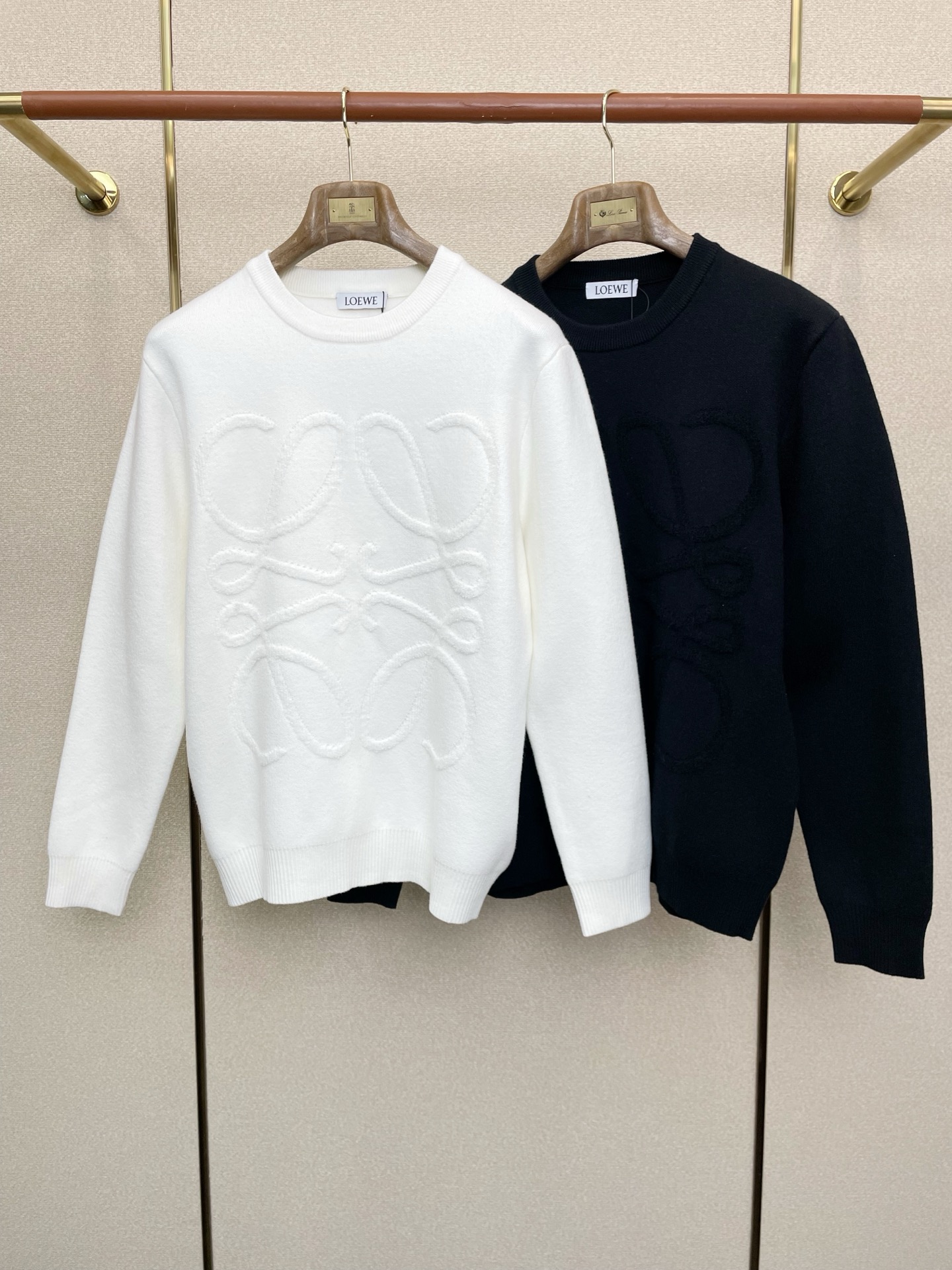 NO:652014,.LOEWE exclusively supplies new original men's casual sweaters, high-end customization, high version, fashionable and versatile imported fabrics, super soft and delicate to the touch, skin-friendly and comfortable to wear, high-end boutique, the upper body is exquisitely made by the factory, a must-have item for men, complete with three standards, size M-3XL,,loewe,loewe,sweaters,alexander wang19860909.LOEWE罗意威独家专供新款原单男士休闲毛衣 高端定制 高版本 时尚百搭爆款进口面料 手感超柔软细腻 穿着亲肤舒适 高端精品 代工厂精细做上身非常赞 男士必备单品 三标齐全 码数M-3XL,,loewe,loewe,sweaters,alexander wang,Men's clothing