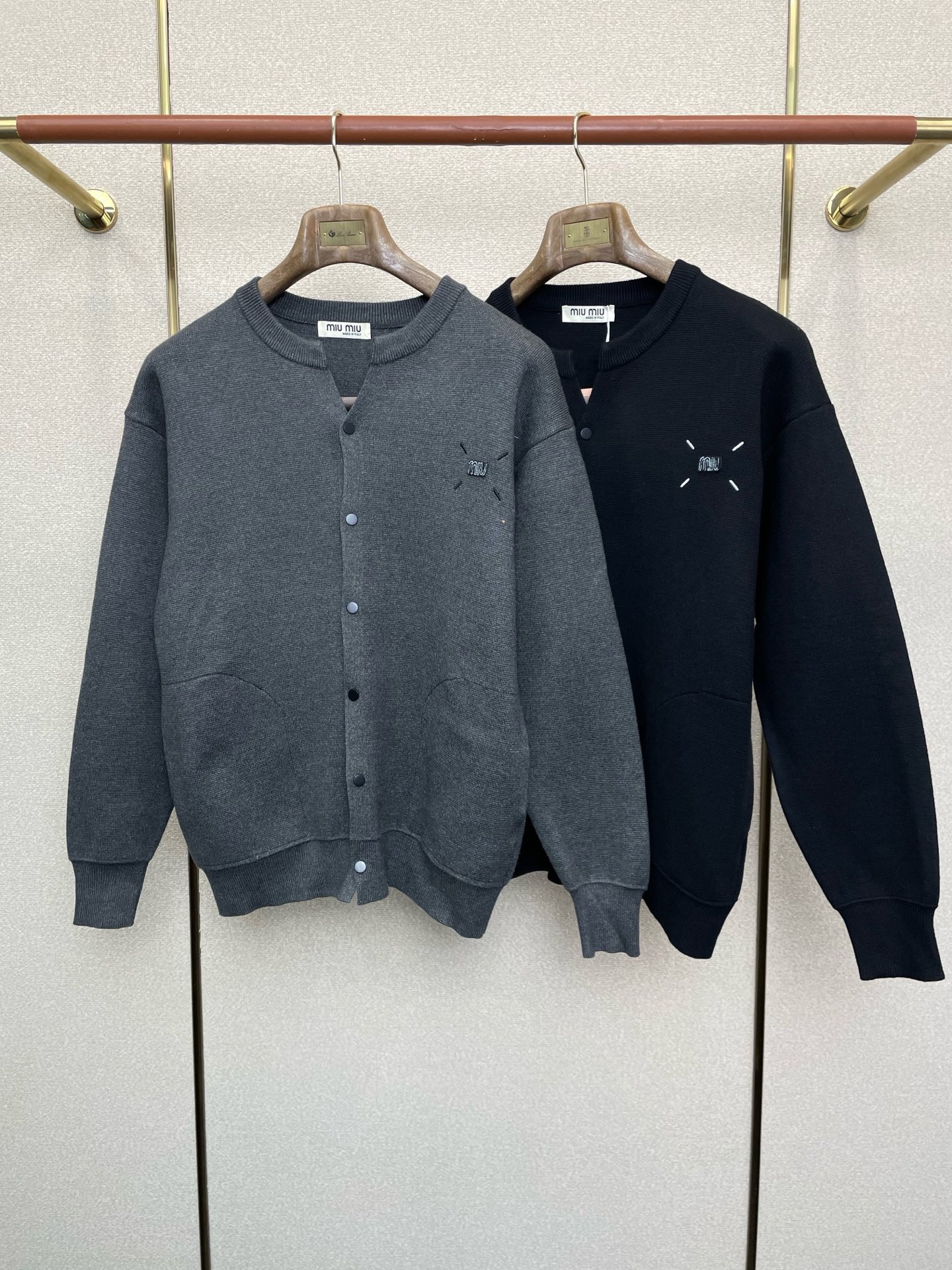 NO:652081,.Mium exclusively provides new original men's casual sweater cardigans. High-end customization. High version. Fashionable and versatile imported fabrics. Super soft and delicate feel. Skin-friendly and comfortable to wear. High-end boutique. The upper body is exquisitely made by the factory. A must-have item for men. Three complete standards. Size M-3XL,,miumiu,sweaters,alexander wang19860909.Mium谬谬独家专供新款原单男士休闲毛衣开衫 高端定制 高版本 时尚百搭爆款进口面料 手感超柔软细腻 穿着亲肤舒适 高端精品 代工厂精细做上身非常赞 男士必备单品 三标齐全 码数M-3XL,,miumiu,sweaters,alexander wang,Men's clothing