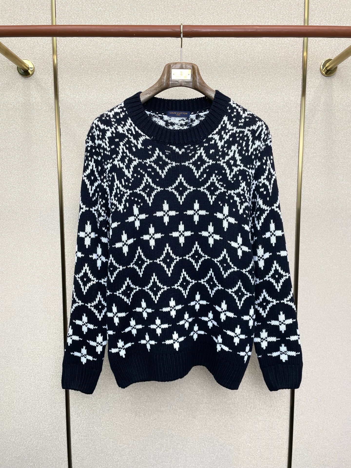 NO:649389,.Louis Vuitton Louis Vuitton exclusively provides new original men's casual sweaters. High-end customization. High version. Fashionable and versatile imported fabrics. Super soft and delicate feel. Skin-friendly and comfortable to wear. High-end boutique. The upper body is finely made by the factory. It is a must-have item for men. Three labels are complete. Size M-3XL,,louis vuitton,louis vuitton,sweaters,alexander wang19860909.Louis Vuitton路易威登独家专供新款原单男士休闲毛衣 高端定制 高版本 时尚百搭爆款进口面料 手感超柔软细腻 穿着亲肤舒适 高端精品 代工厂精细做上身非常赞 男士必备单品 三标齐全 码数M-3XL,,louis vuitton,louis vuitton,sweaters,alexander wang,Men's clothing