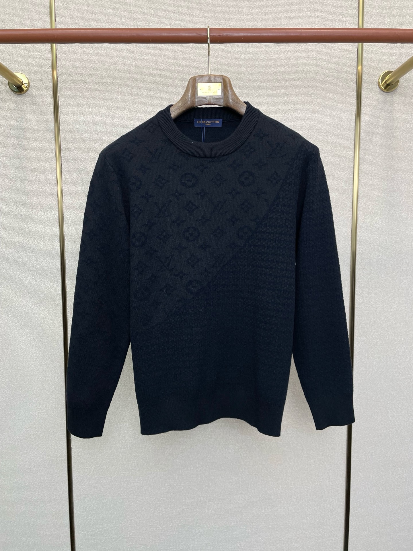 NO:652001,.Louis Vuitton Louis Vuitton exclusively provides new original men's casual sweaters. High-end customization. High version. Fashionable and versatile imported fabrics. Super soft and delicate feel. Skin-friendly and comfortable to wear. High-end boutique. The upper body is finely made by the factory. It is a must-have item for men. Three labels are complete. Size M-3XL,,louis vuitton,louis vuitton,sweaters,alexander wang19860909.Louis Vuitton路易威登独家专供新款原单男士休闲毛衣 高端定制 高版本 时尚百搭爆款进口面料 手感超柔软细腻 穿着亲肤舒适 高端精品 代工厂精细做上身非常赞 男士必备单品 三标齐全 码数M-3XL,,louis vuitton,louis vuitton,sweaters,alexander wang,Men's clothing