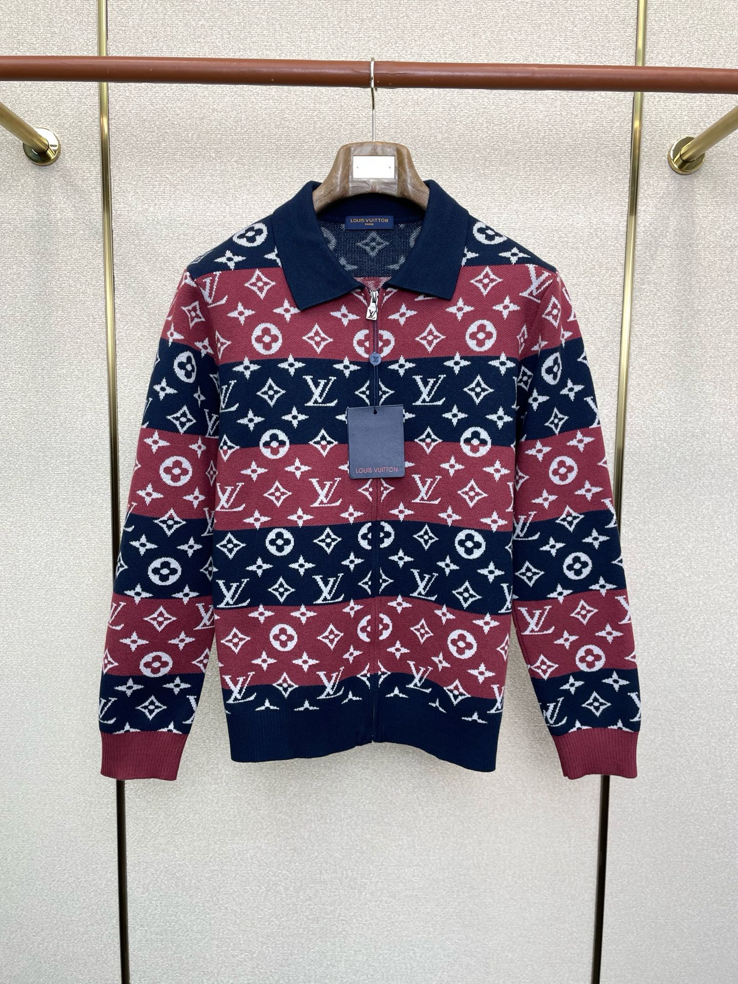 NO:649410,.Louis Vuitton Louis Vuitton exclusive new original men's casual zipper sweater, high-end customization, high version, fashionable and versatile, popular imported fabrics, super soft and delicate to the touch, skin-friendly and comfortable to wear, high-end boutique, the upper body is exquisitely made by the factory, a must-have item for men, complete with three standards, size M-3XL,,louis vuitton,louis vuitton,sweaters,alexander wang19860909.Louis Vuitton路易威登独家专供新款原单男士休闲拉链毛衣 高端定制 高版本 时尚百搭爆款进口面料 手感超柔软细腻 穿着亲肤舒适 高端精品 代工厂精细做上身非常赞 男士必备单品 三标齐全 码数M-3XL,,louis vuitton,louis vuitton,sweaters,alexander wang,Men's clothing