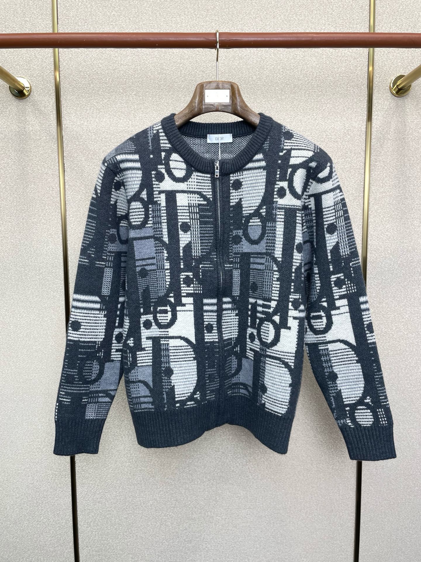 NO:652031,.Dior Dior exclusively provides new original men's casual zipper sweaters. High-end customization. High version. Fashionable and versatile imported fabrics. Super soft and delicate feel. Skin-friendly and comfortable to wear. High-end boutique. The upper body is exquisitely made by the factory. A must-have item for men. Three complete standards. Size M-3XL, dior, dior, sweaters, alexander wang19860909.Dior迪奥独家专供新款原单男士休闲拉链毛衣 高端定制 高版本 时尚百搭爆款进口面料 手感超柔软细腻 穿着亲肤舒适 高端精品 代工厂精细做上身非常赞 男士必备单品 三标齐全 码数M-3XL,,dior,dior,sweaters,alexander wang,Men's clothing