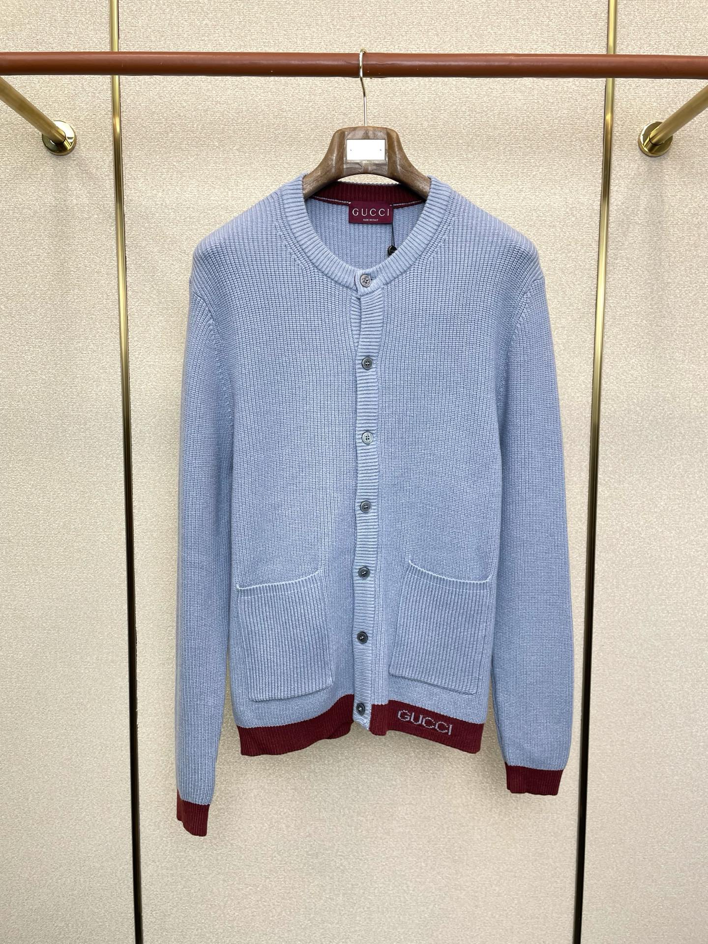 NO:649344,.Gucci Gucci exclusively provides new original men's casual sweaters. High-end customization. High version. Fashionable and versatile imported fabrics. Super soft and delicate feel. Skin-friendly and comfortable to wear. High-end boutique. The upper body is finely made by the factory. It is a must-have item for men. Three labels are complete. Size M-3XL,,gucci,gucci,sweaters,alexander wang19860909.Gucci古驰独家专供新款原单男士休闲毛衣 高端定制 高版本 时尚百搭爆款进口面料 手感超柔软细腻 穿着亲肤舒适 高端精品 代工厂精细做上身非常赞 男士必备单品 三标齐全 码数M-3XL,,gucci,gucci,sweaters,alexander wang,Men's clothing