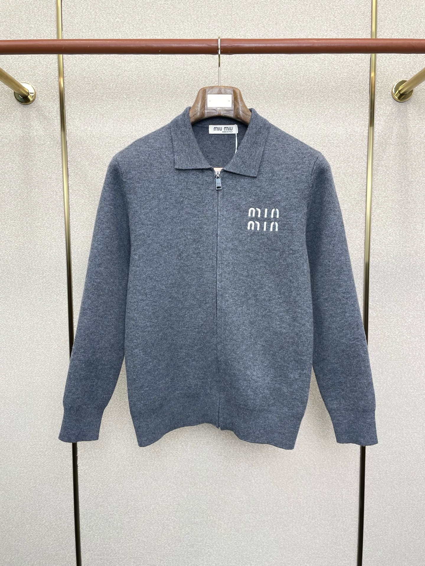 NO:652107,.Miumiu exclusively provides new original men's casual zipper sweaters, high-end customization, high version, fashionable and versatile imported fabrics, super soft and delicate to the touch, skin-friendly and comfortable to wear, high-end boutique, the upper body is exquisitely made by the factory, a must-have item for men, complete with three standards, size M-3XL,,miumiu,sweaters,alexander wang19860909.Miumiu谬谬独家专供新款原单男士休闲拉链毛衣 高端定制 高版本 时尚百搭爆款进口面料 手感超柔软细腻 穿着亲肤舒适 高端精品 代工厂精细做上身非常赞 男士必备单品 三标齐全 码数M-3XL,,miumiu,sweaters,alexander wang,Men's clothing