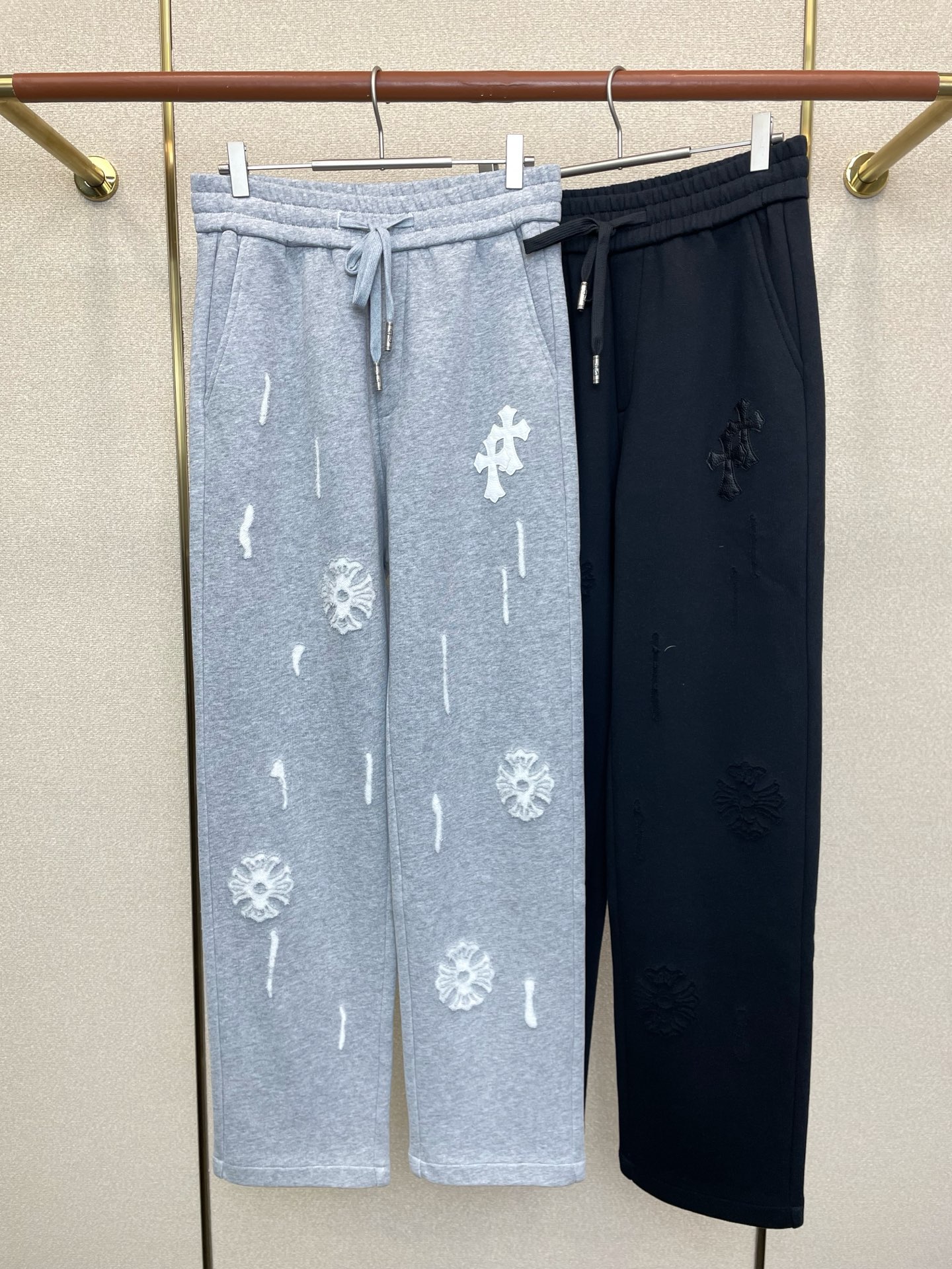 NO:649336,.Chrome hearts Chrome hearts exclusive high-end version of new casual pants!  Custom-made fabrics at the counter are highly breathable and comfortable, with impeccable details and brand element design concepts, reflecting high quality. It feels delicate and soft!  It presents a casual cut and the upper body shape is awesome!  Size M-3XL,,chrome hearts,chrome hearts,alexander wang19860909.Chrome hearts克罗心独家专供新款休闲裤 高端版本！专柜定制面料 透气舒适度高,细节无可挑剔,品牌元素设计理念,体现高品质.手感细腻柔软！呈现休闲裁剪,上身版型超赞！码数M-3XL,,chrome hearts,chrome hearts,alexander wang,Men's clothing