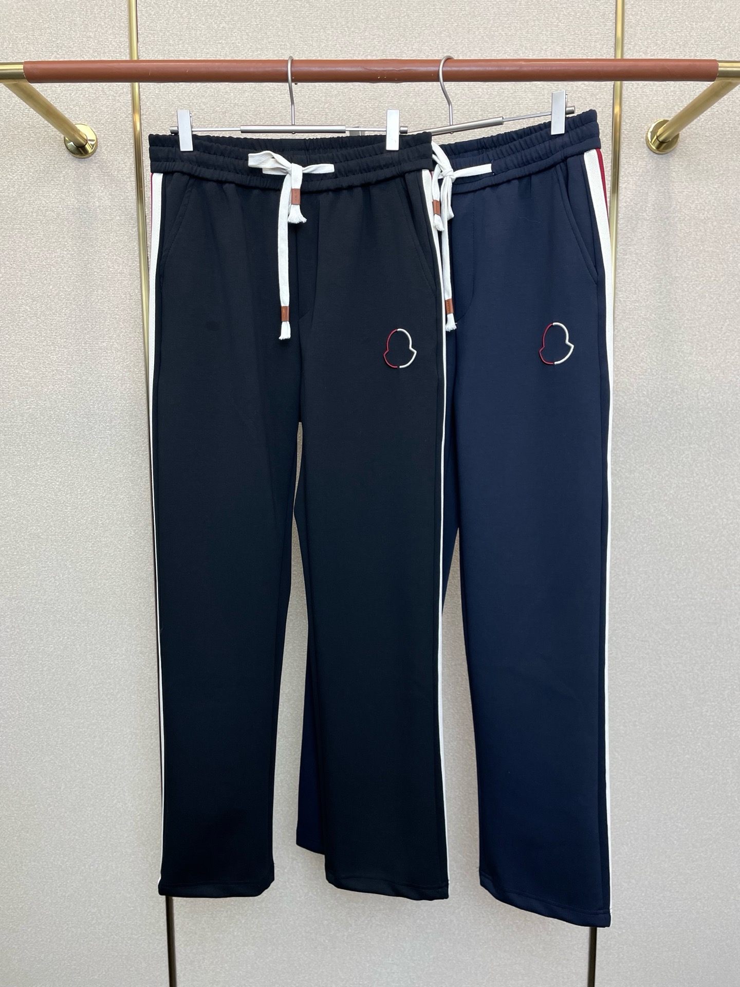 NO:652000,.Moncler’s exclusive high-end version of new casual pants!  Custom-made fabrics at the counter are highly breathable and comfortable, with impeccable details and brand element design concepts, reflecting high quality. It feels delicate and soft!  It presents a casual cut and the upper body shape is awesome!  Size M-3XL,,Moncler,alexander wang19860909.Moncler蒙口独家专供新款休闲裤 高端版本！专柜定制面料 透气舒适度高,细节无可挑剔,品牌元素设计理念,体现高品质.手感细腻柔软！呈现休闲裁剪,上身版型超赞！码数M-3XL,,Moncler,alexander wang,Men's clothing
