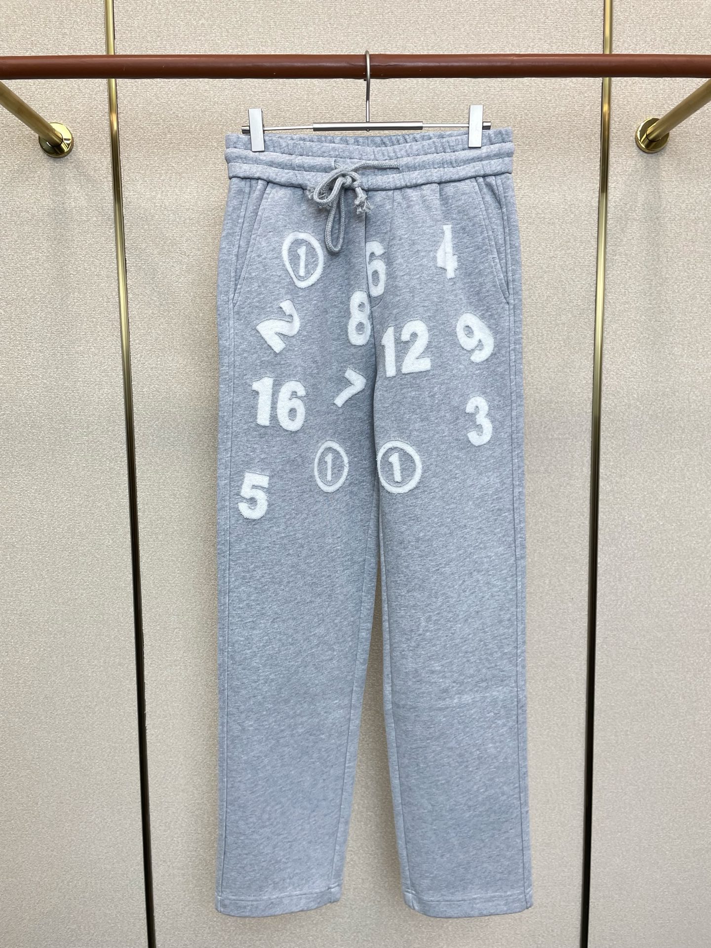 NO:651988,.Masion Margiela exclusive high-end version of new casual pants!  Custom-made fabrics at the counter are highly breathable and comfortable, with impeccable details and brand element design concepts, reflecting high quality. It feels delicate and soft!  It presents a casual cut and the upper body shape is awesome!  Size M-3XL, masion margiela, alexander wang19860909.Masion Margiela梅森马吉拉独家专供新款休闲裤 高端版本！专柜定制面料 透气舒适度高,细节无可挑剔,品牌元素设计理念,体现高品质.手感细腻柔软！呈现休闲裁剪,上身版型超赞！码数M-3XL,,masion margiela,alexander wang,Men's clothing