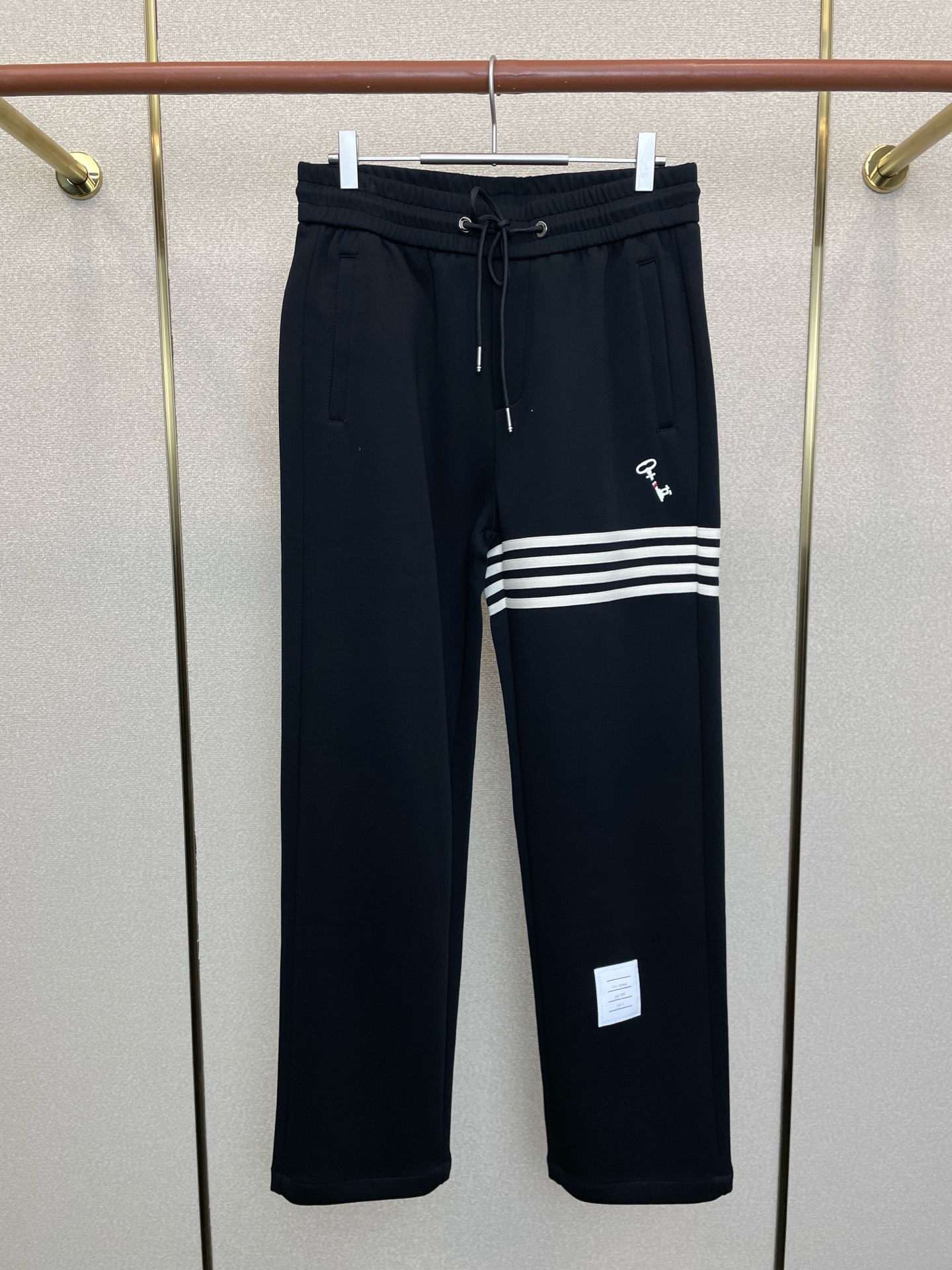 NO:649356,.Thom Browne is the exclusive high-end version of new casual pants!  Custom-made fabrics at the counter are highly breathable and comfortable, with impeccable details and brand element design concepts, reflecting high quality. It feels delicate and soft!  It presents a casual cut and the upper body shape is awesome!  Size M-3XL,,thom browne,alexander wang19860909.Thom Browne汤姆布朗独家专供新款休闲裤 高端版本！专柜定制面料 透气舒适度高,细节无可挑剔,品牌元素设计理念,体现高品质.手感细腻柔软！呈现休闲裁剪,上身版型超赞！码数M-3XL,,thom browne,alexander wang,Men's clothing