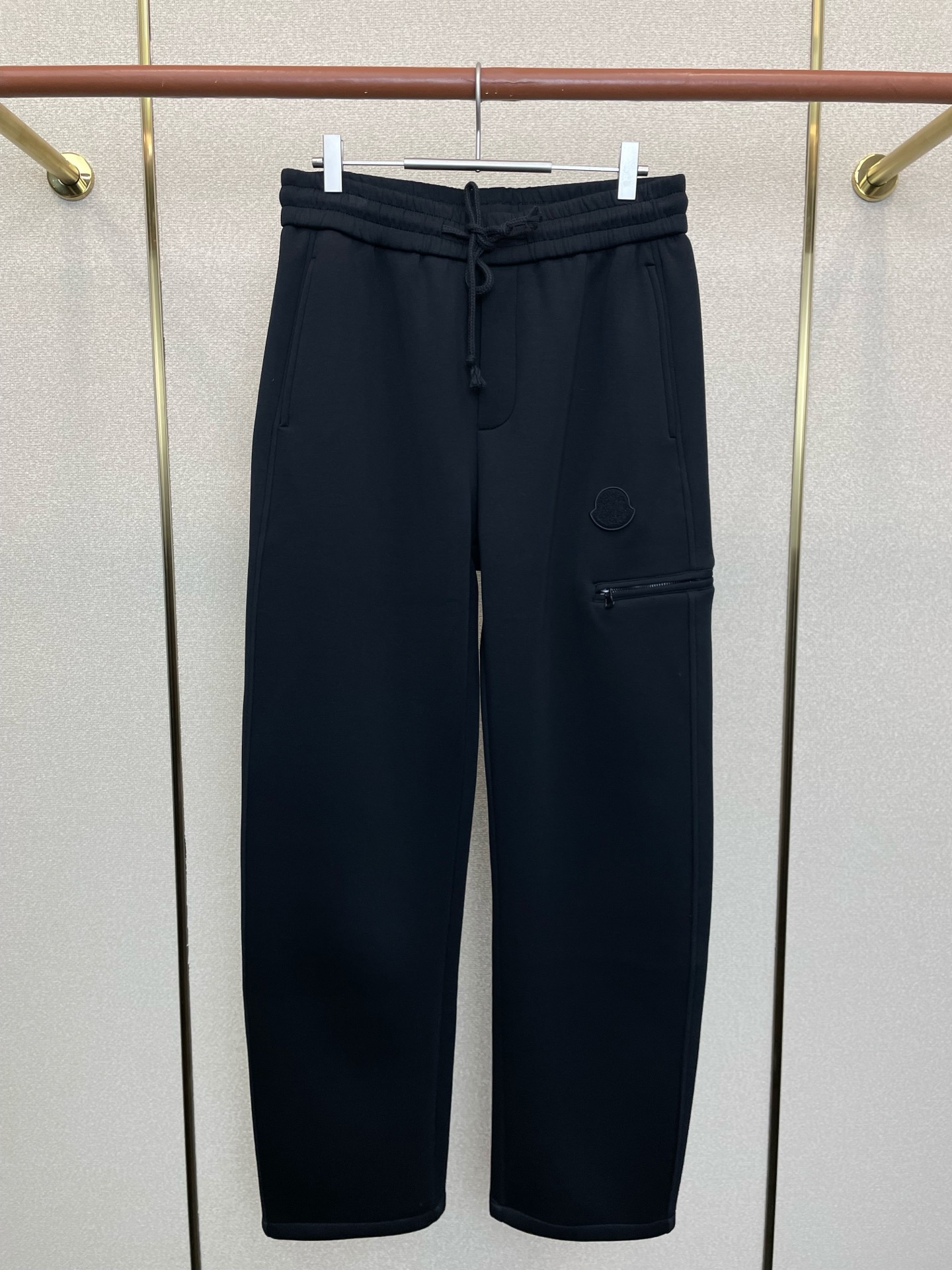 NO:651975,.Moncler’s exclusive high-end version of new casual pants!  Custom-made fabrics at the counter are highly breathable and comfortable, with impeccable details and brand element design concepts, reflecting high quality. It feels delicate and soft!  It presents a casual cut and the upper body shape is awesome!  Size M-3XL,,Moncler,alexander wang19860909.Moncler蒙口独家专供新款休闲裤 高端版本！专柜定制面料 透气舒适度高,细节无可挑剔,品牌元素设计理念,体现高品质.手感细腻柔软！呈现休闲裁剪,上身版型超赞！码数M-3XL,,Moncler,alexander wang,Men's clothing