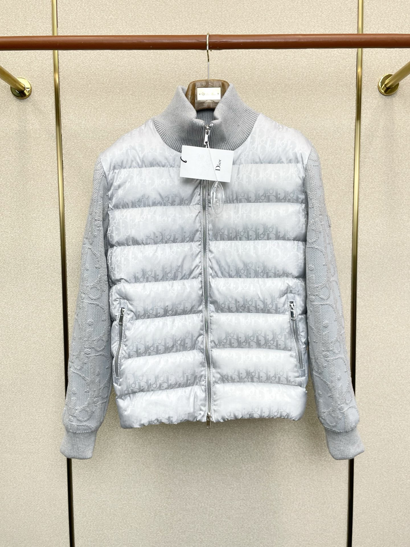 NO:649431,. Down Jacket - Dior exclusively supplies new down jackets and knitted jackets. The trading company has few channels and is a must-have warm item for cooling weather. It can be worn for both daily and outdoor sports. It is wear-resistant, scratch-resistant and easy to care for. The interior is filled with 90 Euro standard high-quality white goose down. It is paired with large square quilting technology to create a fluffy and full overall effect. It also has a strong thermal insulation and temperature locking effect, so that you are not afraid of the cold outdoor weather in autumn and winter!  Size M-3XL,,dior,dior,jackets & coats,down jacket,alexander wang19860909.羽绒服- Dior迪奥独家专供新款羽绒服针织夹克.贸易公司渠道稀出,降温天气必备的保暖单品.不论是日常还是户外运动都能穿.耐磨防刮易打理,内里配置90欧标优质白鹅绒埴充,在搭配大方格绗缝工艺,打造蓬松饱满的整体效果,兼顾强悍的保暖锁温效果,让你无惧秋冬季寒冷的户外天气! 尺码M-3XL,,dior,dior,jackets & coats,down jacket,alexander wang,Men's clothing