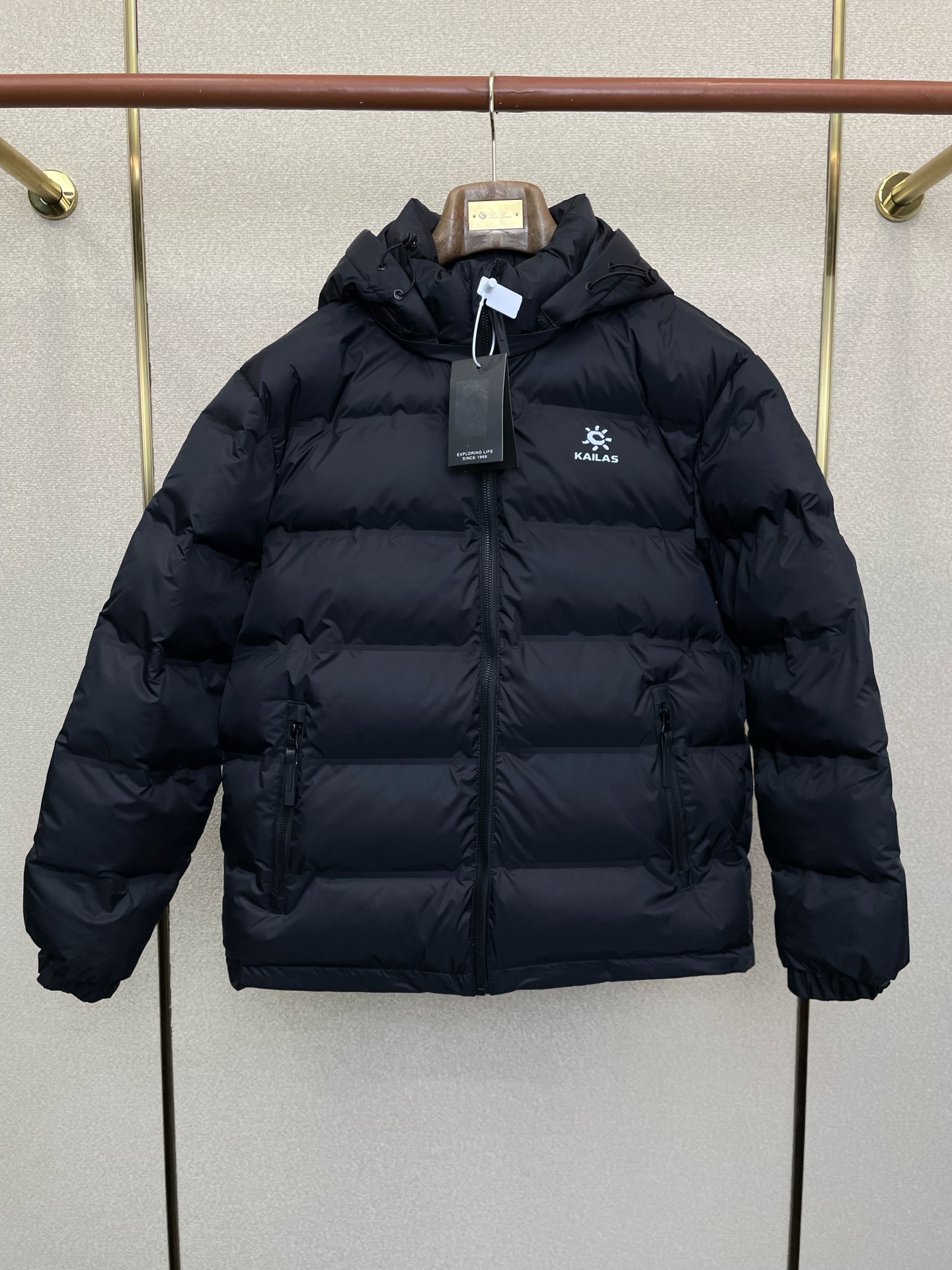 NO:649441,.Down jacket - KAILAS exclusively supplies new down jackets. Trading company channels are rare, and it is a must-have warm item for cooling weather. It can be worn for daily or outdoor sports. It is wear-resistant, scratch-resistant and easy to care for. It is equipped with 90 Euro standard high-quality white goose down filling inside. It is paired with large square quilting technology to create a fluffy and full overall effect. It also has a strong thermal insulation and temperature locking effect, so that you are not afraid of the cold outdoor weather in autumn and winter!  Size M-3XL,,jackets & coats,down jacket,alexander wang19860909.羽绒服-KAILAS凯乐石独家专供新款羽绒服夹克.贸易公司渠道稀出,降温天气必备的保暖单品.不论是日常还是户外运动都能穿.耐磨防刮易打理,内里配置90欧标优质白鹅绒埴充,在搭配大方格绗缝工艺,打造蓬松饱满的整体效果,兼顾强悍的保暖锁温效果,让你无惧秋冬季寒冷的户外天气! 尺码M-3XL,,jackets & coats,down jacket,alexander wang,Men's clothing