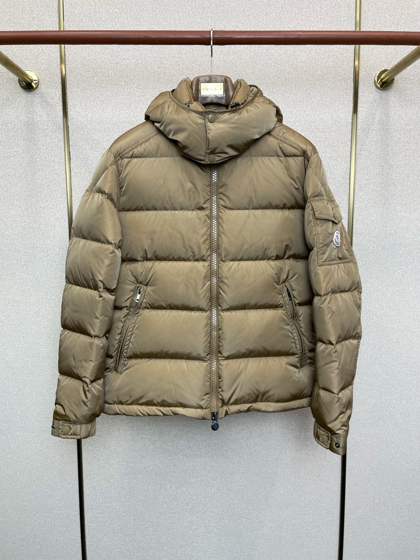 NO:649405,. Down jacket - Moncler exclusively supplies new down jackets. Trading company channels are rare, and it is a must-have warm item for cooling weather. It can be worn for daily or outdoor sports. It is wear-resistant, scratch-resistant and easy to care for. The interior is filled with 90 Euro standard high-quality white goose down. It is paired with large square quilting technology to create a fluffy and full overall effect. It also has a strong thermal insulation and temperature locking effect, so that you are not afraid of the cold outdoor weather in autumn and winter!  Size 48-56,,Moncler,jackets & coats,down jacket,alexander wang19860909.羽绒服-Moncler蒙口独家专供新款羽绒服夹克.贸易公司渠道稀出,降温天气必备的保暖单品.不论是日常还是户外运动都能穿.耐磨防刮易打理,内里配置90欧标优质白鹅绒埴充,在搭配大方格绗缝工艺,打造蓬松饱满的整体效果,兼顾强悍的保暖锁温效果,让你无惧秋冬季寒冷的户外天气! 尺码48-56,,Moncler,jackets & coats,down jacket,alexander wang,Men's clothing