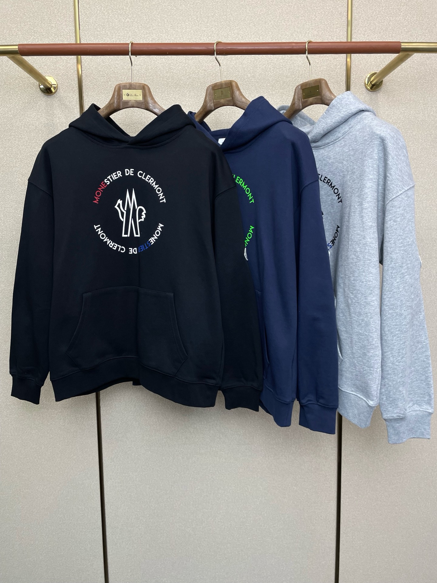 NO:649363,.Moncler Moncler Men's Men's Casual Hooded Sweatshirts are exclusive for new models. High-end customization. High version. Fashionable and versatile original imported fabrics. Collar and hem logo pattern design. Super soft and delicate feel. Skin-friendly and comfortable to wear. High-end boutique. The upper body is exquisitely made by the factory. Men's must-have items. Three standards are complete. Sizes M-3XL, Moncler, hoodie, sweatshirts, hats, alexander wang19860909.Moncler蒙口独家专供新款原单男士休闲连帽卫衣 高端定制 高版本 时尚百搭爆款原版进口面料 领口衣摆 logo图案设计 手感超柔软细腻 穿着亲肤舒适 高端精品 代工厂精细做上身非常赞 男士必备单品 三标齐全 尺码M-3XL,,Moncler,hoodie,sweatshirts,hats,alexander wang,Men's clothing