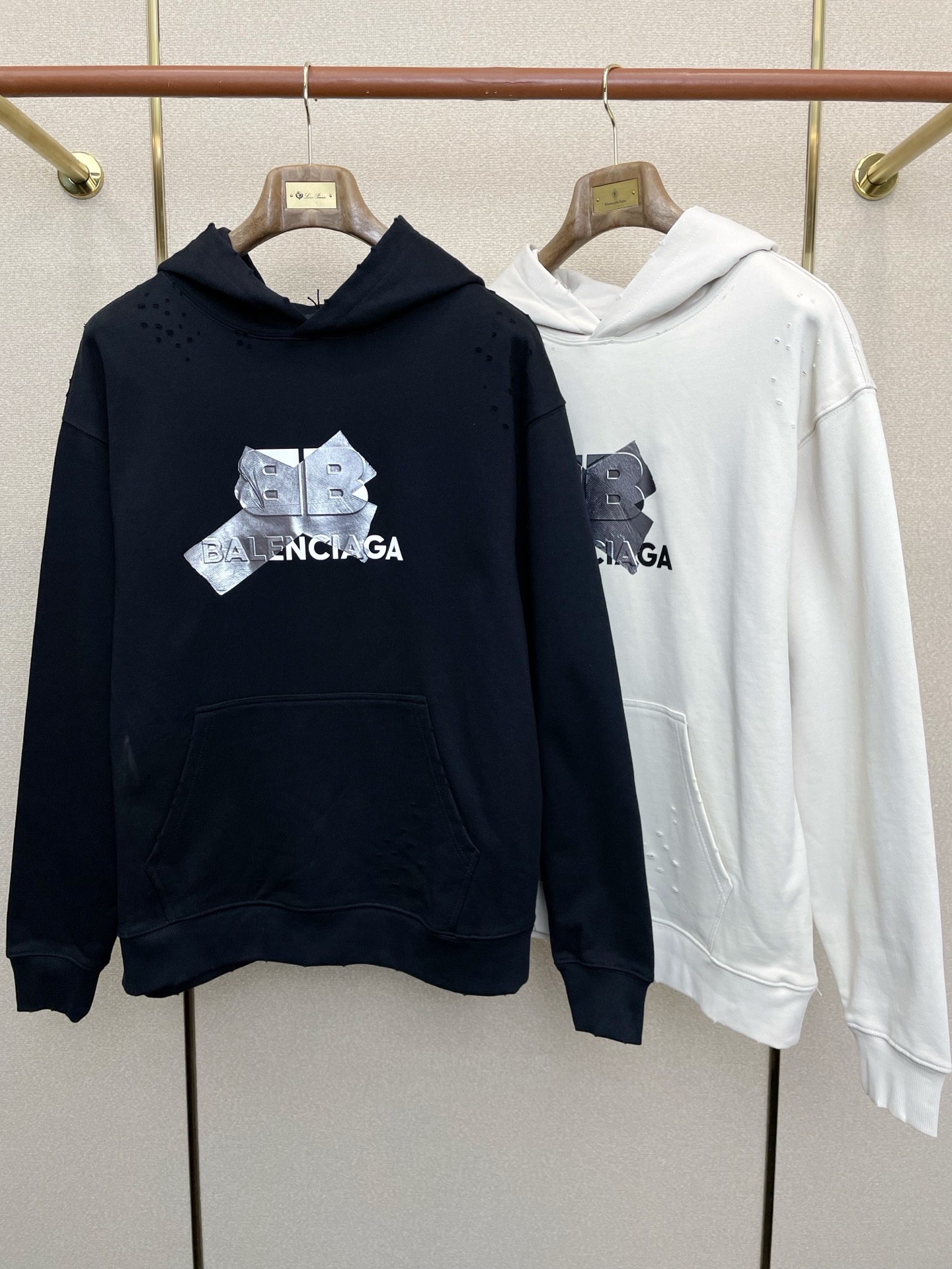 NO:651984,.Balenciaga exclusively supplies new original men's casual sweatshirts. High-end customization. High version. Fashionable and versatile original imported fabrics. Logo pattern design on collar and hem. Super soft and delicate feel. Skin-friendly and comfortable to wear. High-end boutique. The upper body is exquisitely made by the factory. Men's essential items. Three complete standards. Sizes S-XL, balenciaga, balenciaga, hoodie, sweatshirts, alexander wang19860909.Balenciaga巴黎世家独家专供新款原单男士休闲卫衣 高端定制 高版本 时尚百搭爆款原版进口面料 领口衣摆 logo图案设计 手感超柔软细腻 穿着亲肤舒适 高端精品 代工厂精细做上身非常赞 男士必备单品 三标齐全 尺码S-XL,,balenciaga,balenciaga,hoodie,sweatshirts,alexander wang,Men's clothing