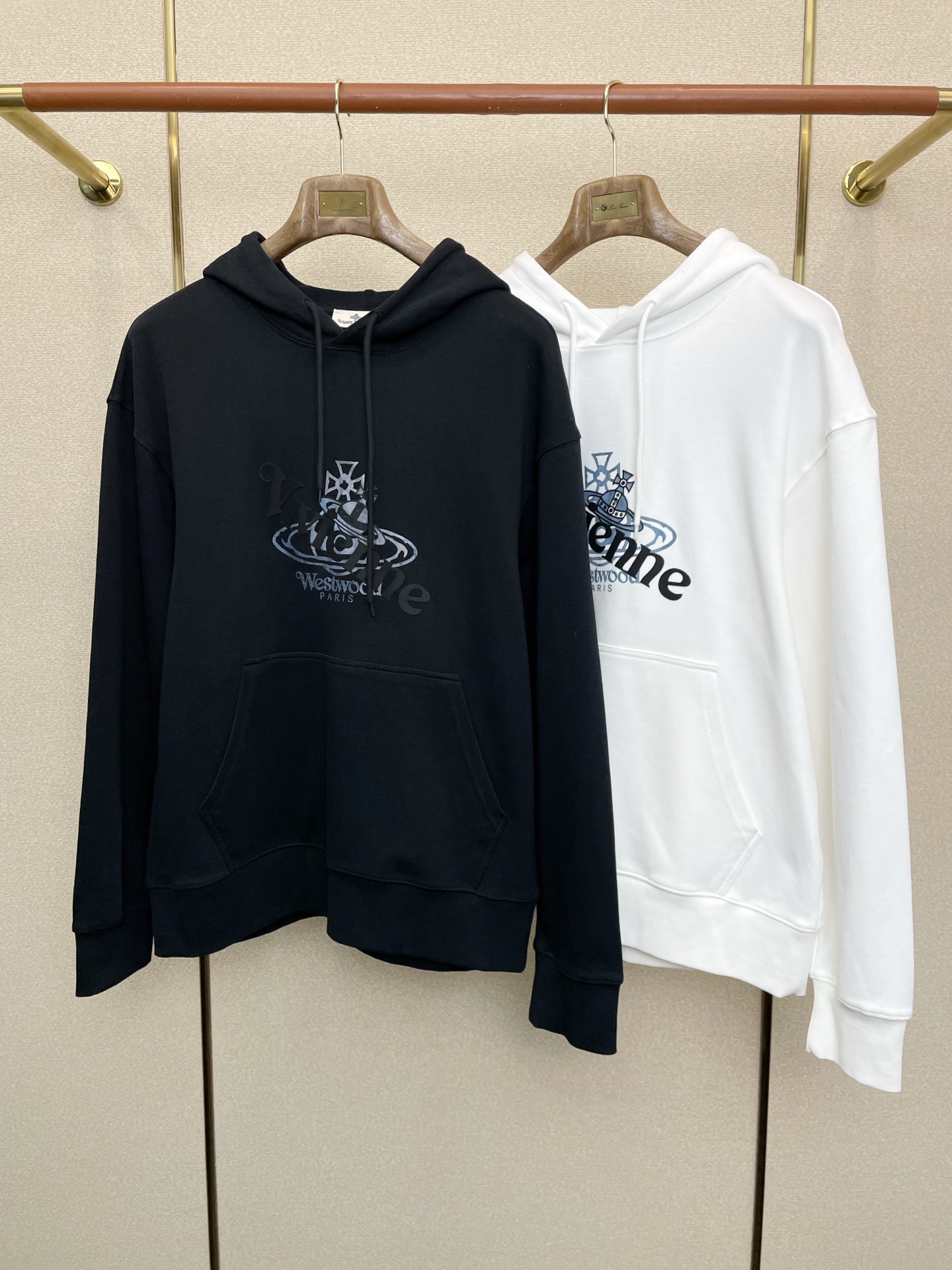 NO:649324,.Vivienne Westwood exclusively supplies new original men's casual sweatshirts. High-end customization. High version. Fashionable and versatile original imported fabrics. Logo pattern design on collar and hem. Super soft and delicate feel. Skin-friendly and comfortable to wear. High-end boutique. The upper body is exquisitely made by the factory. Men's essential items. Three complete standards. Sizes S-XL, hoodie, sweatshirts, alexander wang19860909.Vivienne Westwood西太后独家专供新款原单男士休闲卫衣 高端定制 高版本 时尚百搭爆款原版进口面料 领口衣摆 logo图案设计 手感超柔软细腻 穿着亲肤舒适 高端精品 代工厂精细做上身非常赞 男士必备单品 三标齐全 尺码S-XL,,hoodie,sweatshirts,alexander wang,Men's clothing