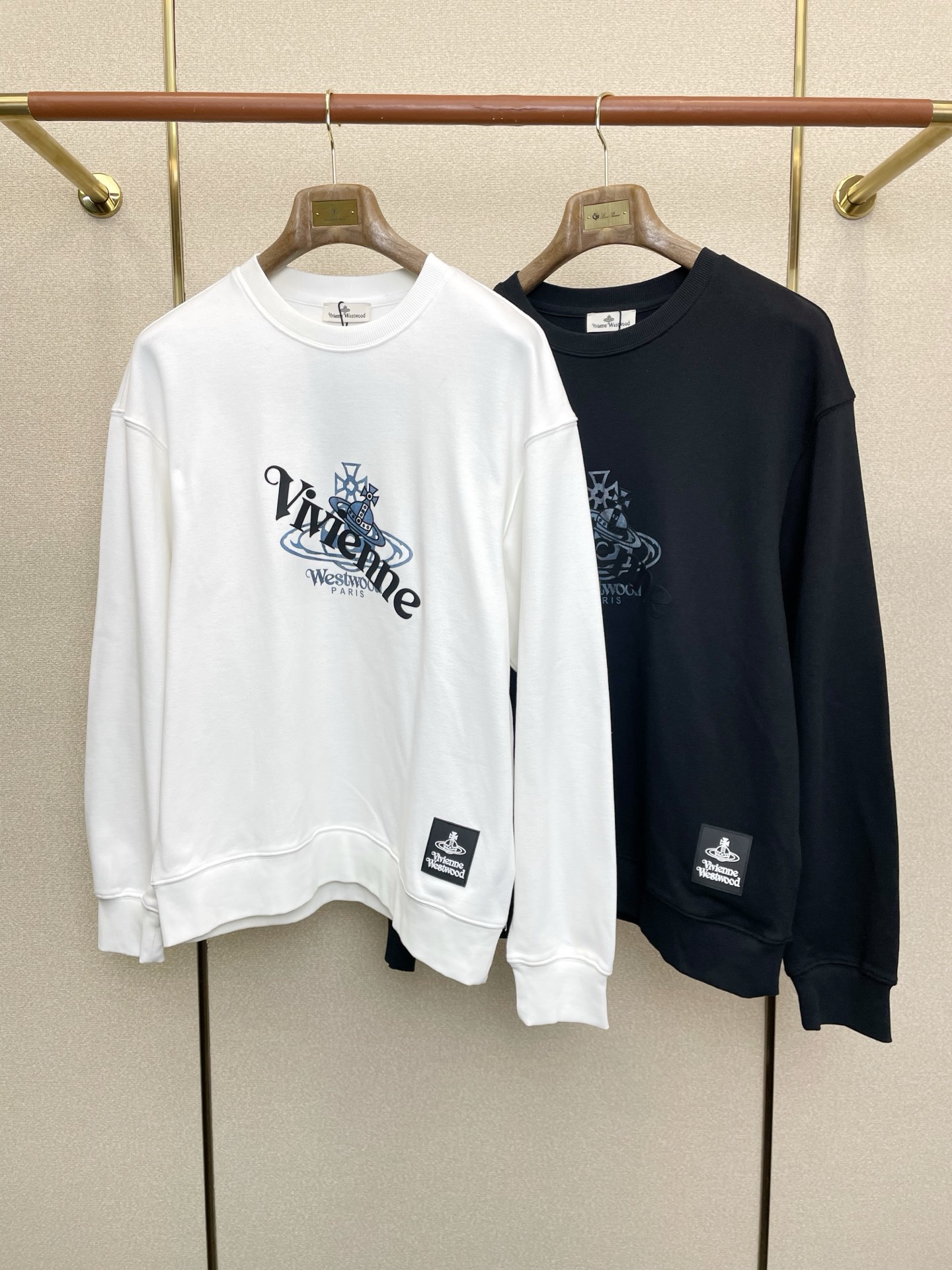 NO:652020,.Vivienne Westwood exclusively supplies new original men's casual sweatshirts. High-end customization. High version. Fashionable and versatile original imported fabrics. Logo pattern design on collar and hem. Super soft and delicate feel. Skin-friendly and comfortable to wear. High-end boutique. The upper body is exquisitely made by the factory. Men's essential items. Three complete standards. Sizes S-XL, hoodie, sweatshirts, alexander wang19860909.Vivienne Westwood西太后独家专供新款原单男士休闲卫衣 高端定制 高版本 时尚百搭爆款原版进口面料 领口衣摆 logo图案设计 手感超柔软细腻 穿着亲肤舒适 高端精品 代工厂精细做上身非常赞 男士必备单品 三标齐全 尺码S-XL,,hoodie,sweatshirts,alexander wang,Men's clothing