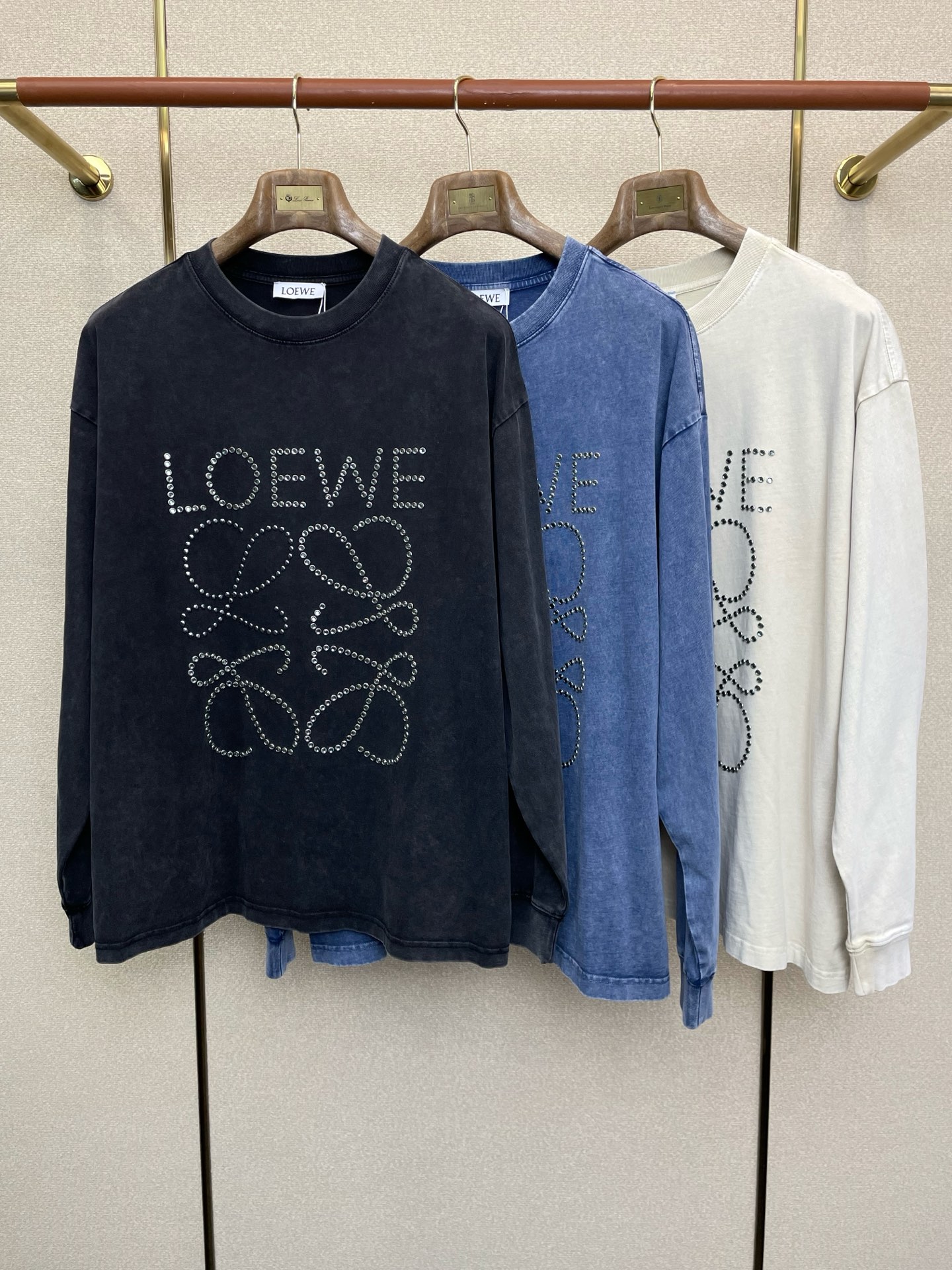 NO:652063,.LOEWE exclusively supplies new original men's casual long sleeves, high-end customization, high version, fashionable and versatile, original imported fabrics, collar and hem logo pattern design, super soft and delicate feel, skin-friendly and comfortable to wear, high-end boutique, factory finely made upper body is very good, men's essential items, three complete standards, sizes S-XL,,loewe,loewe,alexander wang19860909.LOEWE罗意威独家专供新款原单男士休闲长袖 高端定制 高版本 时尚百搭爆款原版进口面料 领口衣摆 logo图案设计 手感超柔软细腻 穿着亲肤舒适 高端精品 代工厂精细做上身非常赞 男士必备单品 三标齐全 尺码S-XL,,loewe,loewe,alexander wang,Men's clothing