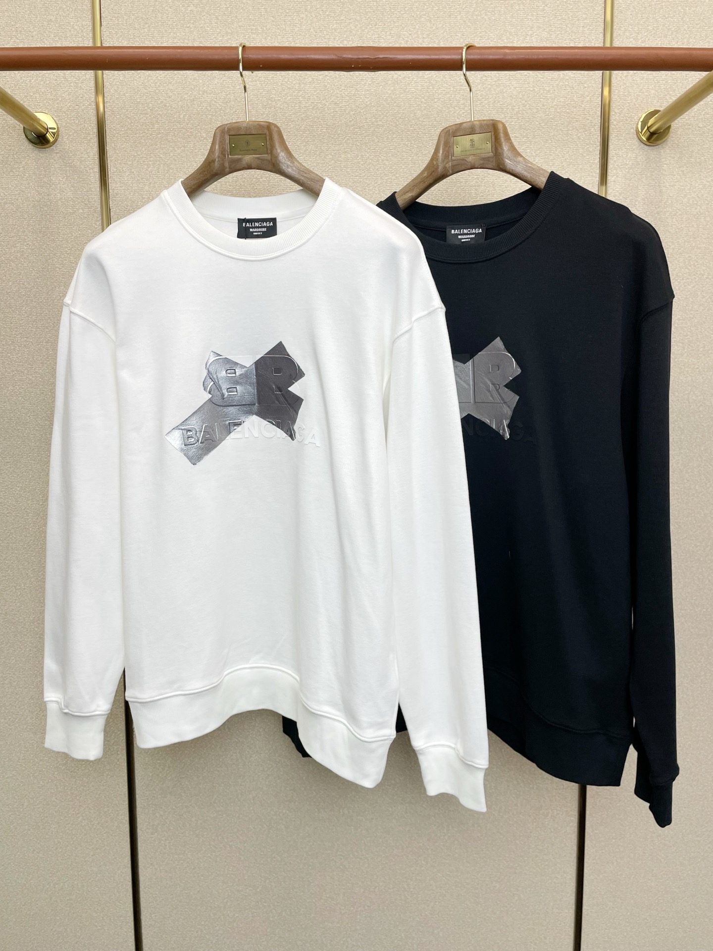 NO:649351,.Balenciaga exclusively supplies new original men's casual sweatshirts. High-end customization. High version. Fashionable and versatile original imported fabrics. Logo pattern design on collar and hem. Super soft and delicate feel. Skin-friendly and comfortable to wear. High-end boutique. The upper body is exquisitely made by the factory. Men's essential items. Three complete standards. Sizes S-XL, balenciaga, balenciaga, hoodie, sweatshirts, alexander wang19860909.Balenciaga巴黎世家独家专供新款原单男士休闲卫衣 高端定制 高版本 时尚百搭爆款原版进口面料 领口衣摆 logo图案设计 手感超柔软细腻 穿着亲肤舒适 高端精品 代工厂精细做上身非常赞 男士必备单品 三标齐全 尺码S-XL,,balenciaga,balenciaga,hoodie,sweatshirts,alexander wang,Men's clothing