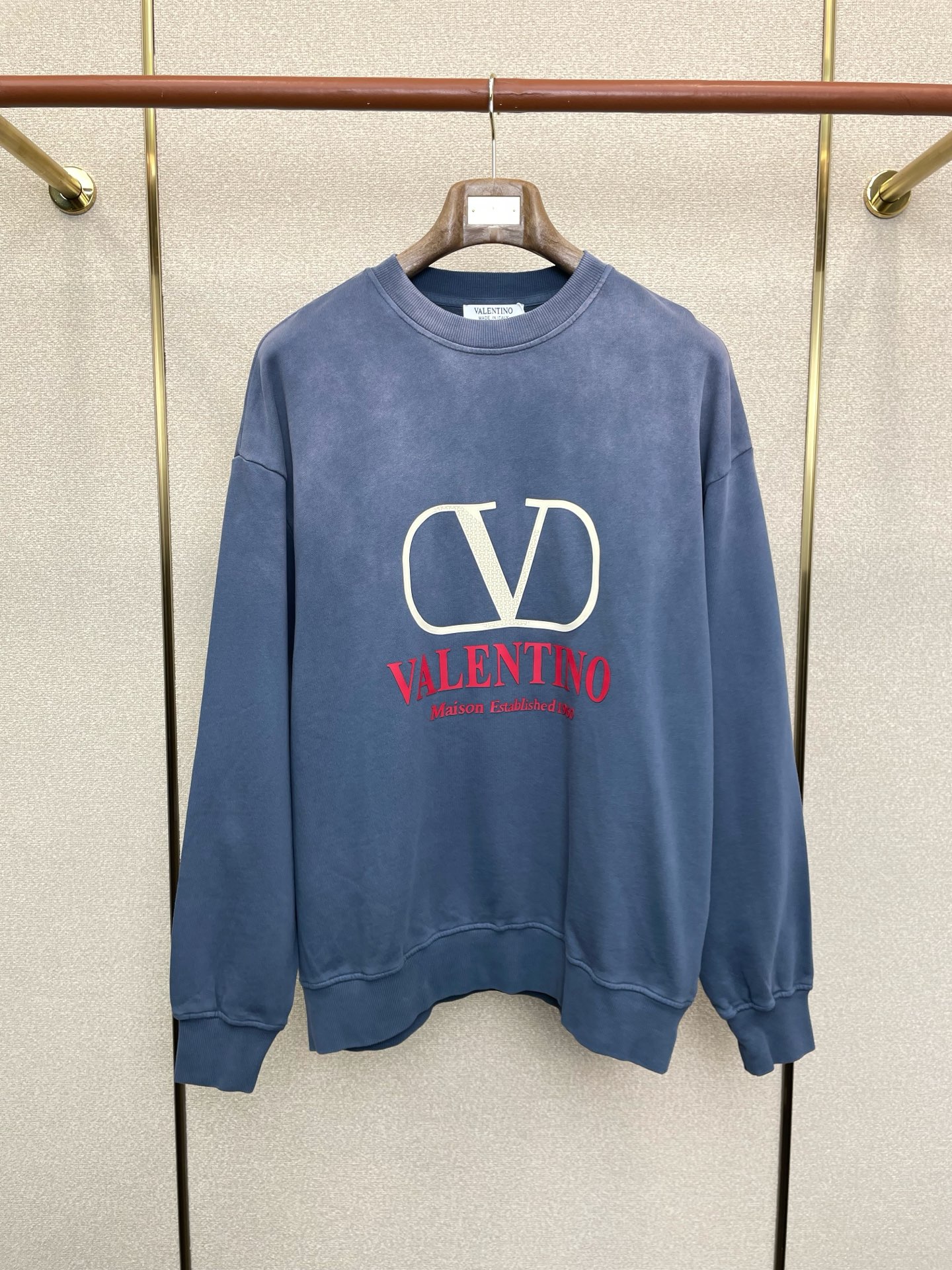 NO:652047,.VALENTINO exclusively supplies new original men's casual sweatshirts. High-end customization. High version. Fashionable and versatile original imported fabrics. Logo pattern design on collar and hem. Super soft and delicate feel. Skin-friendly and comfortable to wear. High-end boutique. The upper body is exquisitely made by the factory. Men's essential items. Complete three standards. Sizes S-XL,,valentino,valentino,hoodie,sweatshirts,alexander wang19860909.VALENTINO华伦天奴独家专供新款原单男士休闲卫衣 高端定制 高版本 时尚百搭爆款原版进口面料 领口衣摆 logo图案设计 手感超柔软细腻 穿着亲肤舒适 高端精品 代工厂精细做上身非常赞 男士必备单品 三标齐全 尺码S-XL,,valentino,valentino,hoodie,sweatshirts,alexander wang,Men's clothing