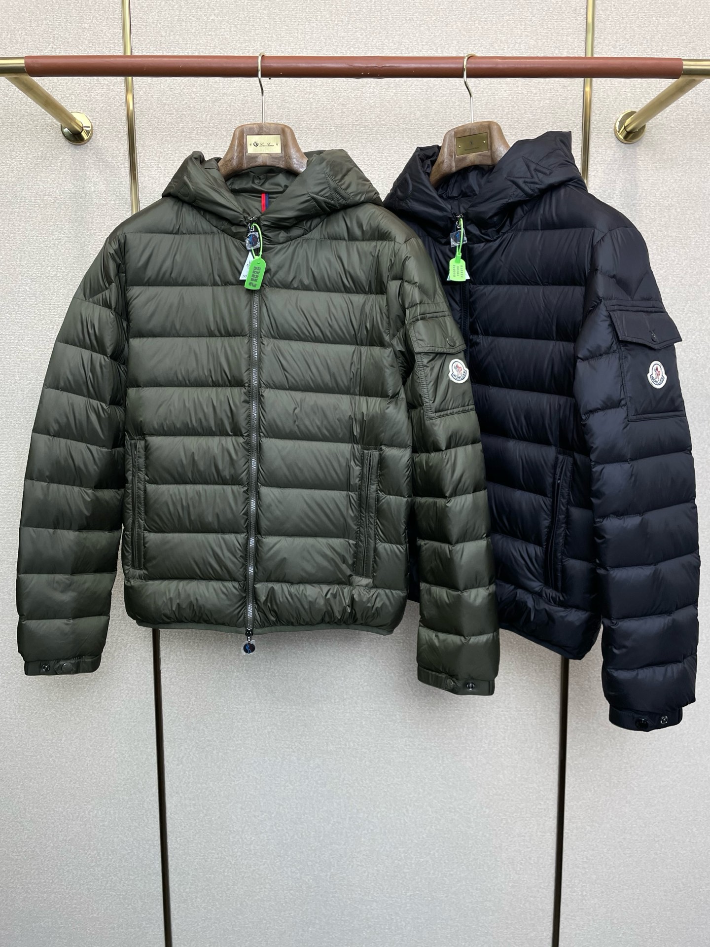 NO:649434,. Down jacket - Moncler exclusively supplies hooded down jackets. Trading company channels are rare. It is a must-have warm item for cooling weather. It can be worn for daily or outdoor sports. It is wear-resistant, scratch-resistant and easy to care for. It is paired with large square quilting technology to create a fluffy and plump overall effect. It also has a strong thermal insulation effect, so that you are not afraid of the cold outdoor weather in autumn and winter! Size M-3XL, Moncler, down jacket, hats, alexander  wang19860909.羽绒服-Moncler蒙口独家专供连帽羽绒服.贸易公司渠道稀出,降温天气必备的保暖单品,不论是日常还是户外运动都能穿.耐磨防刮易打理,在搭配大方格绗缝工艺,打造蓬松饱满的整体效果,兼顾强悍的保暖锁温效果,让你无惧秋冬季寒冷的户外天气! 尺码M-3XL,,Moncler,down jacket,hats,alexander wang,Men's clothing