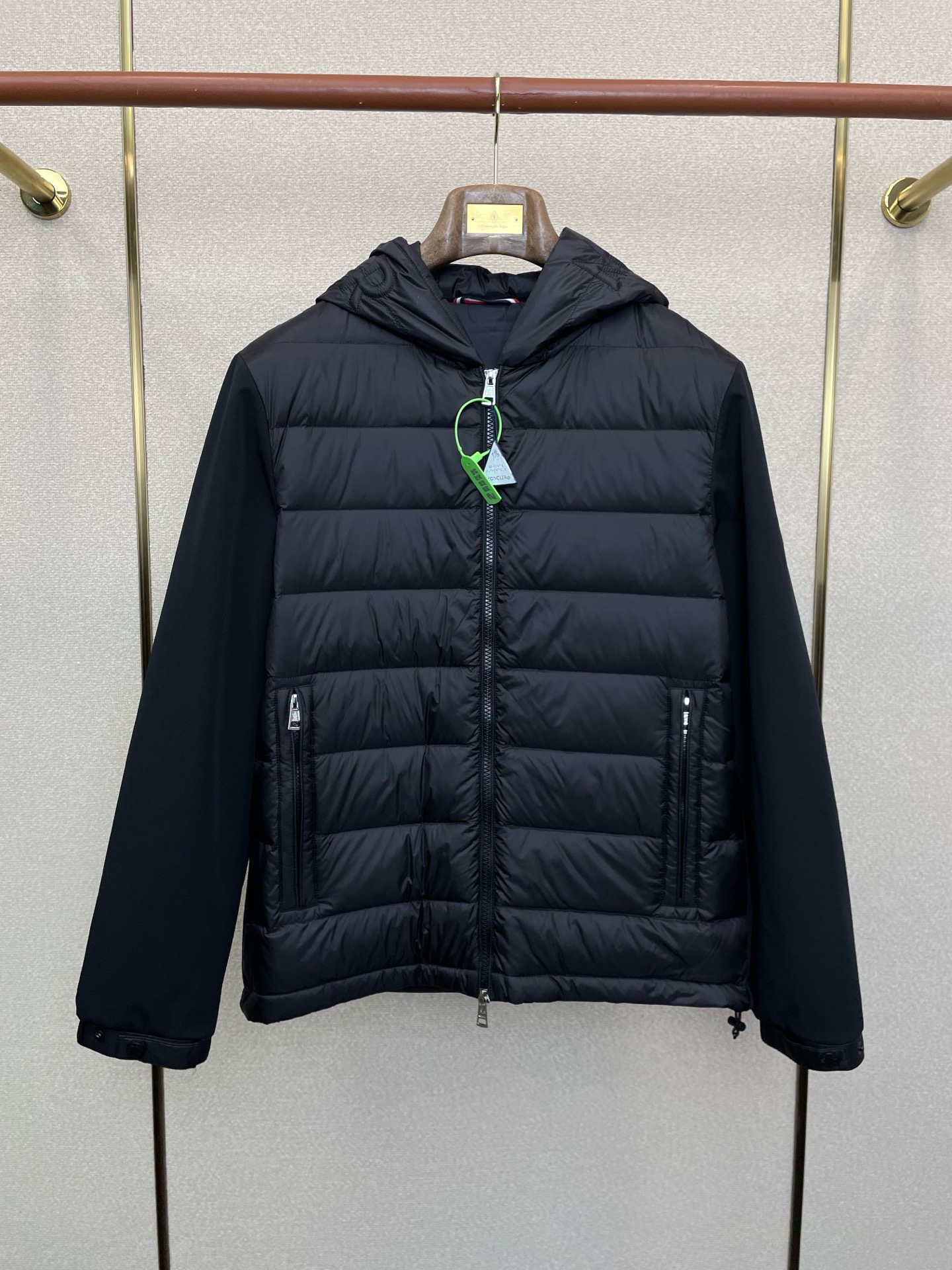 NO:649392,. Down jacket - Moncler exclusively supplies hooded down jackets. Trading company channels are rare. It is a must-have warm item for cooling weather. It can be worn for daily or outdoor sports. It is wear-resistant, scratch-resistant and easy to care for. It is paired with large square quilting technology to create a fluffy and plump overall effect. It also has a strong thermal insulation effect, so that you are not afraid of the cold outdoor weather in autumn and winter! Size M-3XL, Moncler, down jacket, hats, alexander  wang19860909.羽绒服-Moncler蒙口独家专供连帽羽绒服.贸易公司渠道稀出,降温天气必备的保暖单品,不论是日常还是户外运动都能穿.耐磨防刮易打理,在搭配大方格绗缝工艺,打造蓬松饱满的整体效果,兼顾强悍的保暖锁温效果,让你无惧秋冬季寒冷的户外天气! 尺码M-3XL,,Moncler,down jacket,hats,alexander wang,Men's clothing