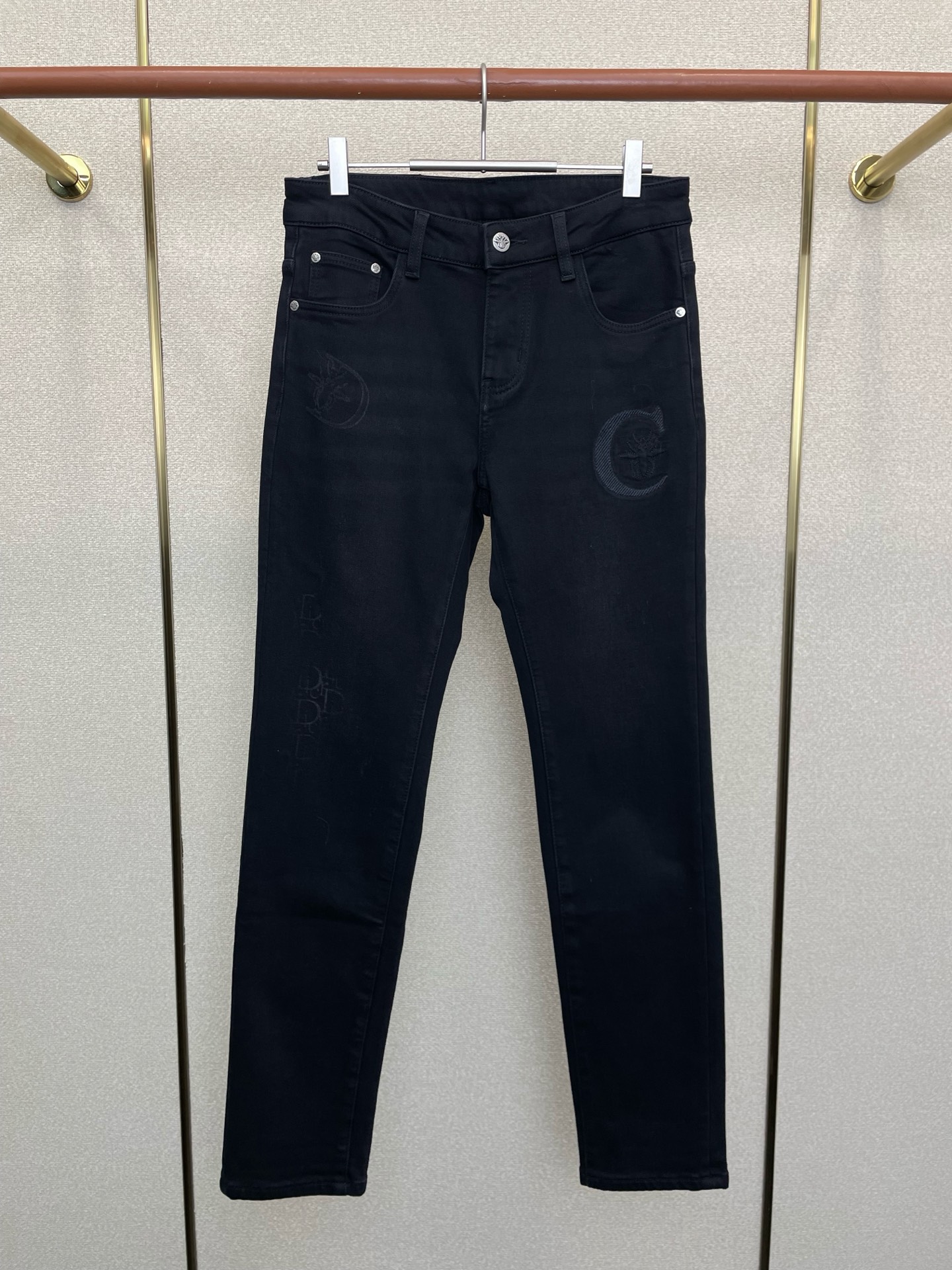 NO:649279,.Dior exclusively offers high-end versions of new casual jeans!  Customized fabrics at the counter, brushed and velvet inside, highly breathable and comfortable, with impeccable details, brand element design concept, reflecting high quality. It feels delicate and soft!  It presents a casual cut and the upper body shape is awesome!  Code number 29-38 (35 available),,dior,dior,jeans,alexander wang19860909.Dior迪奥独家专供新款休闲牛仔裤高端版本！专柜定制面料 内里磨毛加绒 透气舒适度高,细节无可挑剔,品牌元素设计理念,体现高品质.手感细腻柔软！呈现休闲裁剪,上身版型超赞！码数29-38（有35）,,dior,dior,jeans,alexander wang,Men's clothing
