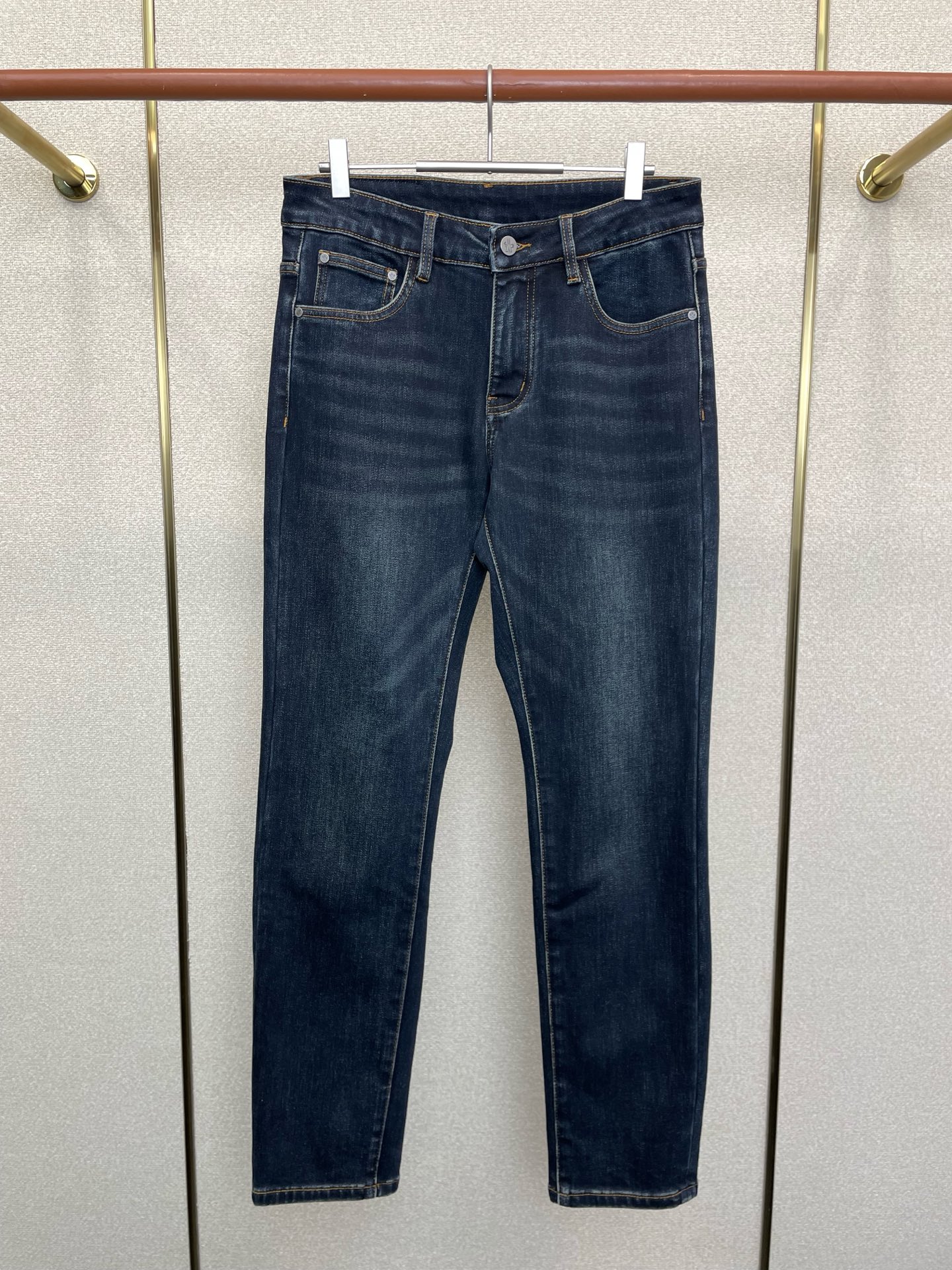 NO:649315,.Moncler exclusively offers high-end versions of new casual jeans!  Customized fabrics at the counter, brushed and velvet inside, highly breathable and comfortable, with impeccable details, brand element design concept, reflecting high quality. It feels delicate and soft!  It presents a casual cut and the upper body shape is awesome!  Size 29-38 (35 available),,Moncler,jeans,alexander wang19860909.Moncler蒙口独家专供新款休闲牛仔裤高端版本！专柜定制面料 内里磨毛加绒 透气舒适度高,细节无可挑剔,品牌元素设计理念,体现高品质.手感细腻柔软！呈现休闲裁剪,上身版型超赞！码数29-38（有35）,,Moncler,jeans,alexander wang,Men's clothing