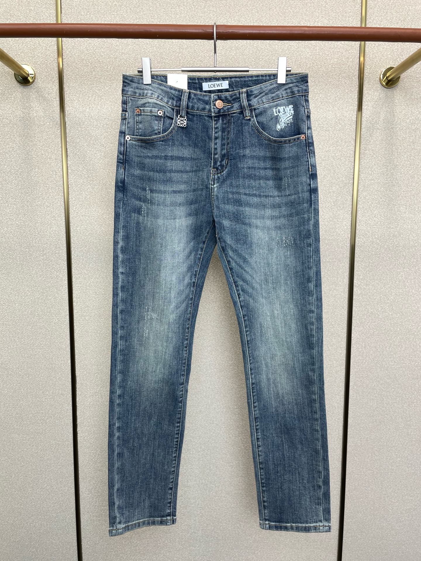 NO:651919,.LOEWE exclusively provides high-end versions of new casual jeans!  Custom-made fabrics at the counter are highly breathable and comfortable, with impeccable details and brand element design concepts, reflecting high quality. It feels delicate and soft!  It presents a casual cut and the upper body shape is awesome!  Code number 29-38,,loewe,loewe,jeans,alexander wang19860909.LOEWE罗意威独家专供新款休闲牛仔裤高端版本！专柜定制面料 透气舒适度高,细节无可挑剔,品牌元素设计理念,体现高品质.手感细腻柔软！呈现休闲裁剪,上身版型超赞！码数29-38,,loewe,loewe,jeans,alexander wang,Men's clothing