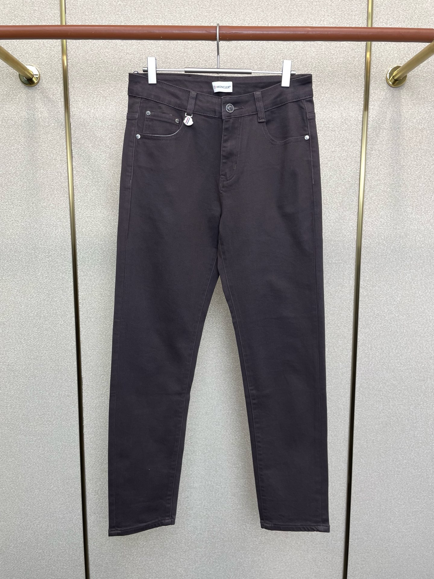 NO:651896,.Moncler exclusively offers high-end versions of new casual jeans!  Custom-made fabrics at the counter are highly breathable and comfortable, with impeccable details and brand element design concepts, reflecting high quality. It feels delicate and soft!  It presents a casual cut and the upper body shape is awesome!  Size 29-38,,Moncler,jeans,alexander wang19860909.Moncler蒙口独家专供新款休闲牛仔裤高端版本！专柜定制面料 透气舒适度高,细节无可挑剔,品牌元素设计理念,体现高品质.手感细腻柔软！呈现休闲裁剪,上身版型超赞！码数29-38,,Moncler,jeans,alexander wang,Men's clothing