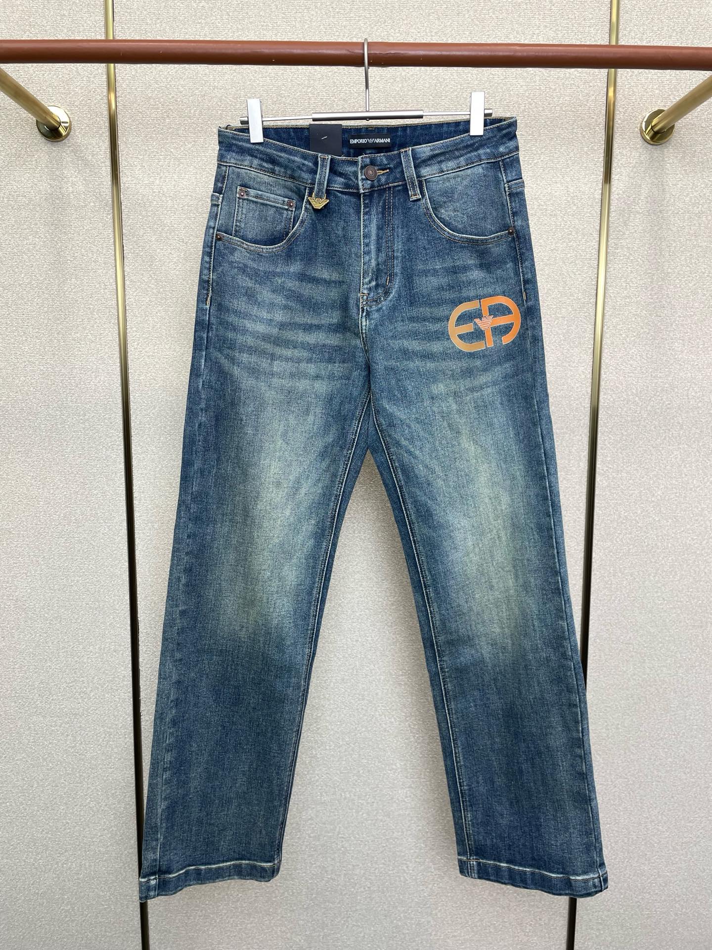 NO:651945,.ARMANI Armani exclusively provides high-end versions of new casual jeans!  Custom-made fabrics at the counter are highly breathable and comfortable, with impeccable details and brand element design concepts, reflecting high quality. It feels delicate and soft!  It presents a casual cut and the upper body shape is awesome!  Code number 29-38,,armani,armani,jeans,alexander wang19860909.ARMANI阿玛尼独家专供新款休闲牛仔裤高端版本！专柜定制面料 透气舒适度高,细节无可挑剔,品牌元素设计理念,体现高品质.手感细腻柔软！呈现休闲裁剪,上身版型超赞！码数29-38,,armani,armani,jeans,alexander wang,Men's clothing