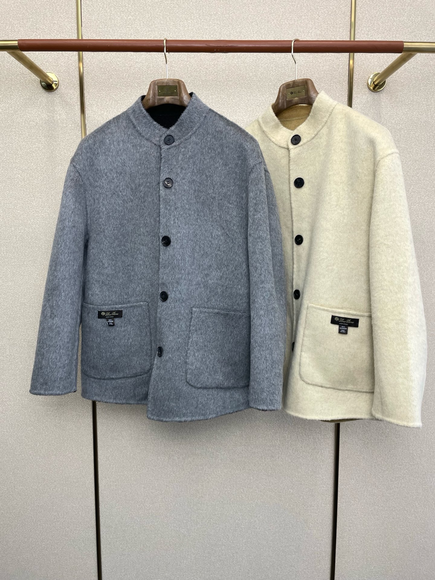 NO:649417,.Short coat - LP-Loro Piana exclusively offers new original men's wool double-sided coats, short-breasted classic woolen coats. Special channel supply. High-end goods official website counter synchronization, old money style, simple and classic hot style. Simple, neat and refreshing business, quality workmanship details can withstand any form of inspection, definitely produced by a major factory, presenting a brand new look, giving you a unique upper body experience!  All have gone through a strict selection process, original custom-made buttons, simple, elegant and versatile styles. The upper body is elegant and handsome, giving you a brand new sense of sight!  The appearance is incomparable, the details are in place, the upper body is not picky, and it is a must-have. Size M-3XL (too large),,loro piana,loro piana,jackets & coats,alexander wang19860909.短款大衣-LP-Loro Piana诺悠翩雅独家专供新款原单男士羊毛双面穿外套短款排扣经典毛呢外套渠道特供 高端货官网柜台同步 老钱风格 简约经典大爆款.简洁利落又清爽商务,品质做工细节经得起任何形式检验,绝对大厂代工出品 呈现一种焕然一新,赋予你与众不同的上身体验！均经过严格的挑选工序,原版定制纽扣,简约大方百搭款 上身优雅帅气,焕然一新的即视感！品相无敌,细节都很到位,上身不挑人,必入的自留款. 码数M-3XL（偏大）,,loro piana,loro piana,jackets & coats,alexander wang,Men's clothing