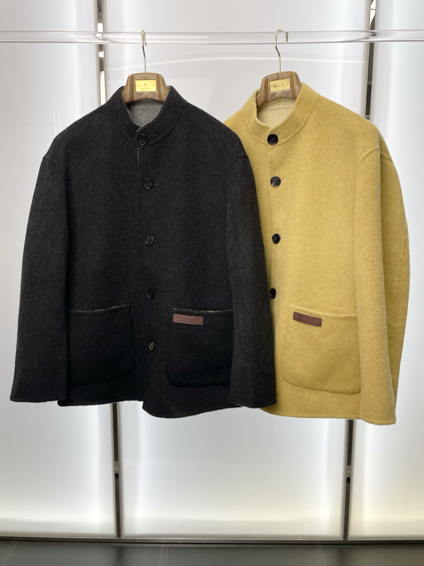 NO:652058,.Short coat - LP-Loro Piana exclusively offers new original men's wool double-sided coats, short-breasted classic woolen coats. Special channel supply. High-end goods official website counter synchronization, old money style, simple and classic hot style. Simple, neat and refreshing business, quality workmanship details can withstand any form of inspection, definitely produced by a major factory, presenting a brand new look, giving you a unique upper body experience!  All have gone through a strict selection process, original custom-made buttons, simple, elegant and versatile styles. The upper body is elegant and handsome, giving you a brand new sense of sight!  The appearance is incomparable, the details are in place, the upper body is not picky, and it is a must-have. Size M-3XL (too large),,loro piana,loro piana,jackets & coats,alexander wang19860909.短款大衣-LP-Loro Piana诺悠翩雅独家专供新款原单男士羊毛双面穿外套短款排扣经典毛呢外套渠道特供 高端货官网柜台同步 老钱风格 简约经典大爆款.简洁利落又清爽商务,品质做工细节经得起任何形式检验,绝对大厂代工出品 呈现一种焕然一新,赋予你与众不同的上身体验！均经过严格的挑选工序,原版定制纽扣,简约大方百搭款 上身优雅帅气,焕然一新的即视感！品相无敌,细节都很到位,上身不挑人,必入的自留款. 码数M-3XL（偏大）,,loro piana,loro piana,jackets & coats,alexander wang,Men's clothing