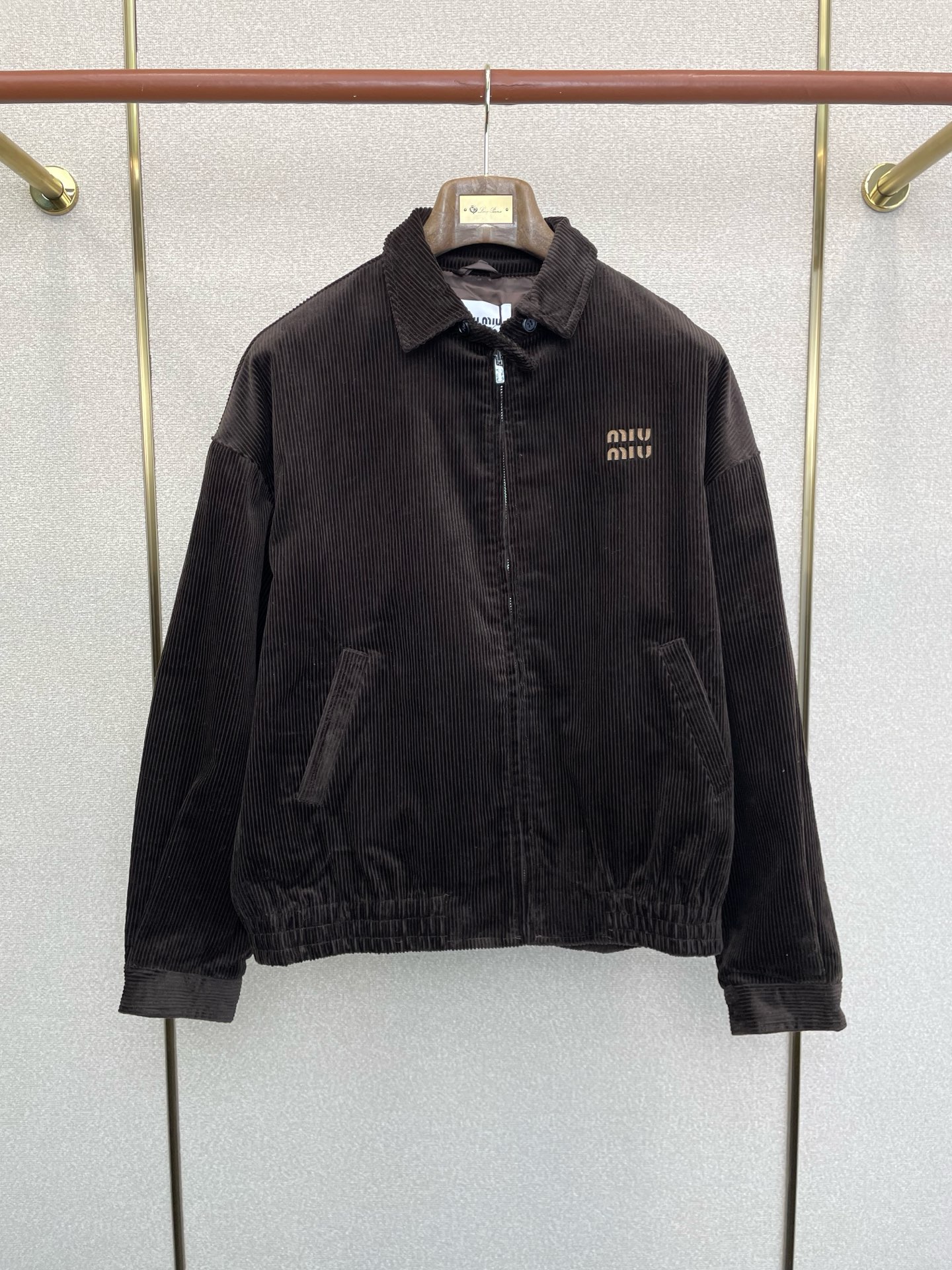 NO:649421,.Miumiu exclusively provides new original men's casual lettered corduroy jackets. High-end customization. High-end version. Fashionable and versatile imported fabrics. Super soft and delicate feel. Skin-friendly and comfortable to wear. High-end boutique. The upper body is finely made by the factory. It is a must-have item for men. Three standards are complete. Size 36.38.40.42,,miumiu,jackets & coats,jackets & coats,alexander wang19860909.Miumiu谬谬独家专供新款原单男士休闲字母灯芯绒夹克外套 高端定制 高端版本 时尚百搭爆款进口面料 手感超柔软细腻 穿着亲肤舒适 高端精品 代工厂精细做上身非常赞 男士必备单品 三标齐全 码数36.38.40.42,,miumiu,jackets & coats,jackets & coats,alexander wang,Men's clothing