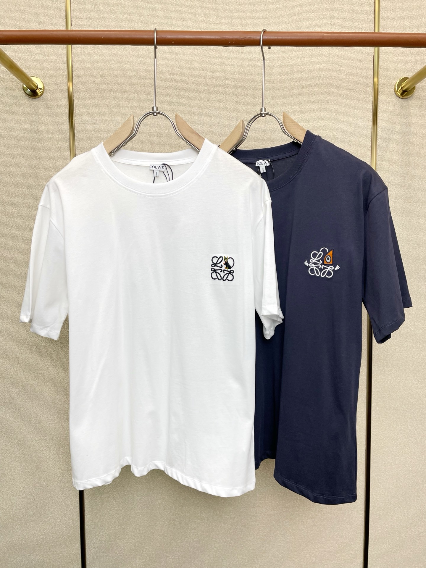 NO:649397,.LOEWE exclusively supplies new original men's casual short-sleeves, high-end customization, high-end version, fashionable and versatile imported fabrics, super soft and delicate to the touch, skin-friendly and comfortable to wear, high-end boutique, the upper body is exquisitely made by the factory, a must-have item for men, complete with three standards, size S-XL,,loewe,loewe,T-shirt,alexander wang19860909.LOEWE罗意威独家专供新款原单男士休闲短袖 高端定制 高端版本 时尚百搭爆款进口面料 手感超柔软细腻 穿着亲肤舒适 高端精品 代工厂精细做上身非常赞 男士必备单品 三标齐全 码数S-XL,,loewe,loewe,T-shirt,alexander wang,Men's clothing